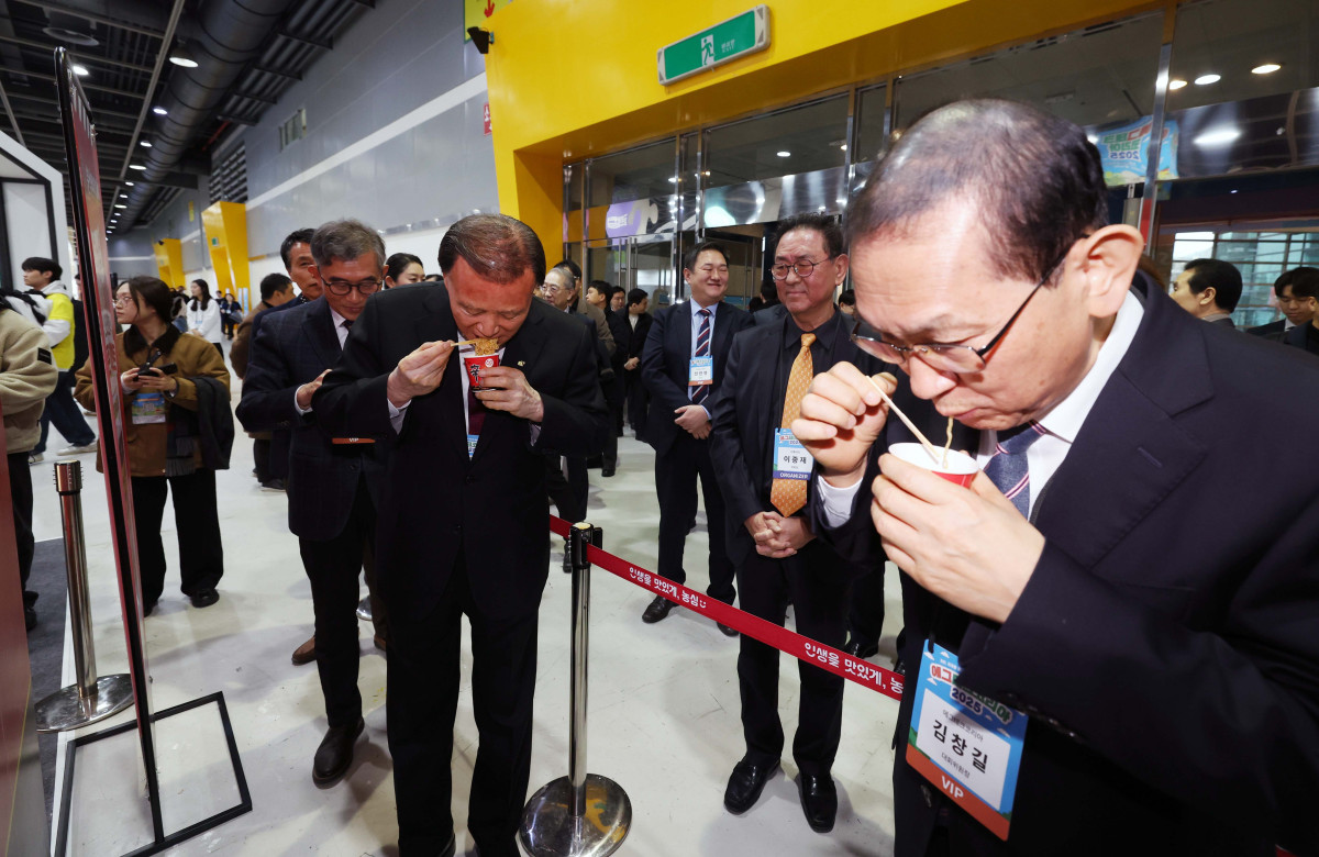 ▲19일 서울 서초구 aT센터에서 열린 ‘에그테크코리아 2025’(EggTech Korea 2025)에서 김창길 대회위원장이 개회사를 하고 있다. 이투데이가 주최하는 '에그테크코리아 2025'는 스마트양계·스마트팜 기술, 동물복지 및 HACCP 생산공정, 로컬푸드 개발, 친환경 패키징, 유정란·디저트 등 건강한 먹거리 산업의 전 과정을 대중에 공개하는 국내 최초의 전시회로 21일 까지 진행된다. 이번 행사는 ‘계란·미래·K 푸드·웰니스’를 핵심 키워드로, 60개사 100부스가 참여하는 대규모 B2C·B2B 융합형 페스티벌로 꾸며진다. 1270만 구독자를 보유한 국내 대표 먹방 크리에이터 쯔양이 홍보대사로 나서며, 의학 유튜브 채널 ‘닥터프렌즈’(140만 구독자)와 '닥터딩요'(81만 구독자)가 건강·식품안전 관련 토크콘서트에 참여한다. 신태현 기자 holjjak@