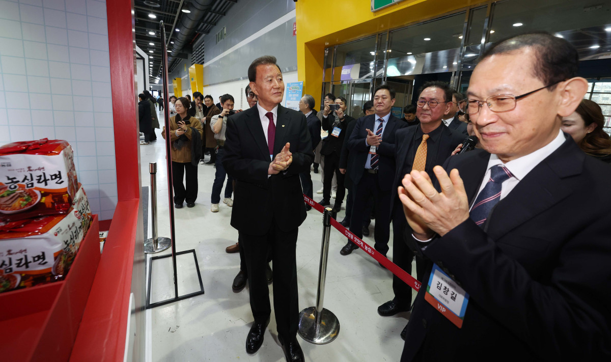 ▲19일 서울 서초구 aT센터에서 열린 ‘에그테크코리아 2025’(EggTech Korea 2025)에서 홍문표 한국농수산식품유통공사(aT) 사장, 안호근 한국농업기술진흥원장, 김창길 대회위원장, 이종재 이투데이그룹 부회장 등 내빈들이 행사 부스를 둘러보고 있다. 이투데이가 주최하는 '에그테크코리아 2025'는 스마트양계·스마트팜 기술, 동물복지 및 HACCP 생산공정, 로컬푸드 개발, 친환경 패키징, 유정란·디저트 등 건강한 먹거리 산업의 전 과정을 대중에 공개하는 국내 최초의 전시회로 21일 까지 진행된다. 이번 행사는 ‘계란·미래·K 푸드·웰니스’를 핵심 키워드로, 60개사 100부스가 참여하는 대규모 B2C·B2B 융합형 페스티벌로 꾸며진다. 1270만 구독자를 보유한 국내 대표 먹방 크리에이터 쯔양이 홍보대사로 나서며, 의학 유튜브 채널 ‘닥터프렌즈’(140만 구독자)와 '닥터딩요'(81만 구독자)가 건강·식품안전 관련 토크콘서트에 참여한다. 신태현 기자 holjjak@