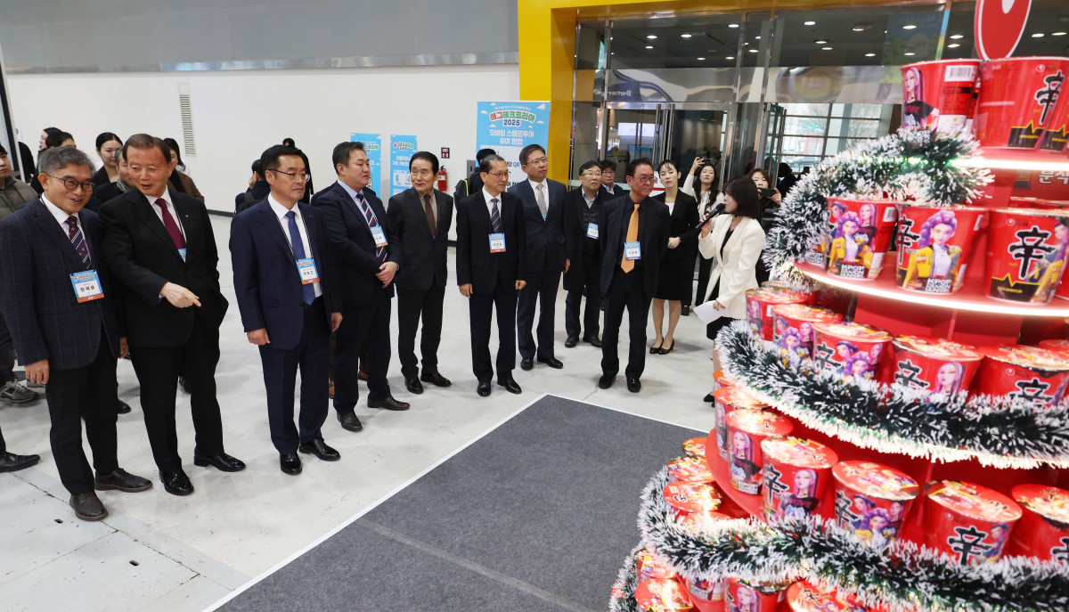 ▲19일 서울 서초구 aT센터에서 열린 ‘에그테크코리아 2025’(EggTech Korea 2025)에서 홍문표 한국농수산식품유통공사(aT) 사장, 안호근 한국농업기술진흥원장, 김창길 대회위원장, 이종재 이투데이그룹 부회장 등 내빈들이 행사 부스를 둘러보고 있다. 이투데이가 주최하는 '에그테크코리아 2025'는 스마트양계·스마트팜 기술, 동물복지 및 HACCP 생산공정, 로컬푸드 개발, 친환경 패키징, 유정란·디저트 등 건강한 먹거리 산업의 전 과정을 대중에 공개하는 국내 최초의 전시회로 21일 까지 진행된다. 이번 행사는 ‘계란·미래·K 푸드·웰니스’를 핵심 키워드로, 60개사 100부스가 참여하는 대규모 B2C·B2B 융합형 페스티벌로 꾸며진다. 1270만 구독자를 보유한 국내 대표 먹방 크리에이터 쯔양이 홍보대사로 나서며, 의학 유튜브 채널 ‘닥터프렌즈’(140만 구독자)와 '닥터딩요'(81만 구독자)가 건강·식품안전 관련 토크콘서트에 참여한다. 신태현 기자 holjjak@