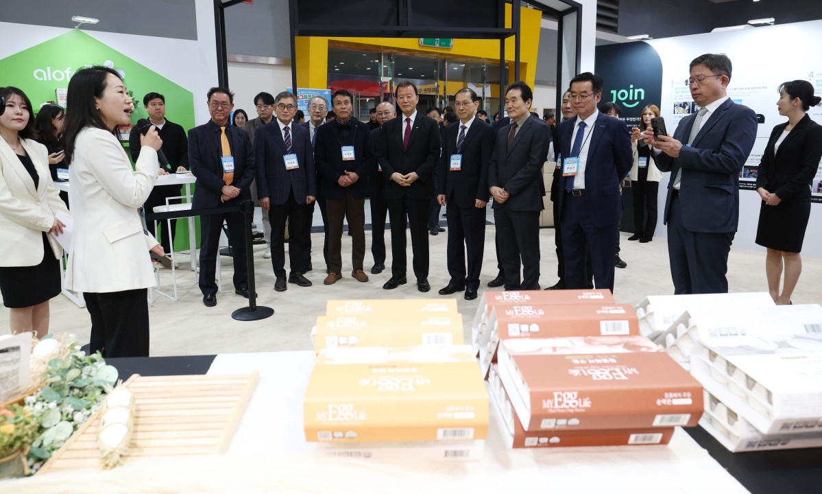 ▲19일 서울 서초구 aT센터에서 열린 ‘에그테크코리아 2025’(EggTech Korea 2025)에서 홍문표 한국농수산식품유통공사(aT) 사장, 안호근 한국농업기술진흥원장, 김창길 대회위원장, 이종재 이투데이그룹 부회장 등 내빈들이 행사 부스를 둘러보고 있다. 이투데이가 주최하는 '에그테크코리아 2025'는 스마트양계·스마트팜 기술, 동물복지 및 HACCP 생산공정, 로컬푸드 개발, 친환경 패키징, 유정란·디저트 등 건강한 먹거리 산업의 전 과정을 대중에 공개하는 국내 최초의 전시회로 21일 까지 진행된다. 이번 행사는 ‘계란·미래·K 푸드·웰니스’를 핵심 키워드로, 60개사 100부스가 참여하는 대규모 B2C·B2B 융합형 페스티벌로 꾸며진다. 1270만 구독자를 보유한 국내 대표 먹방 크리에이터 쯔양이 홍보대사로 나서며, 의학 유튜브 채널 ‘닥터프렌즈’(140만 구독자)와 '닥터딩요'(81만 구독자)가 건강·식품안전 관련 토크콘서트에 참여한다. 신태현 기자 holjjak@