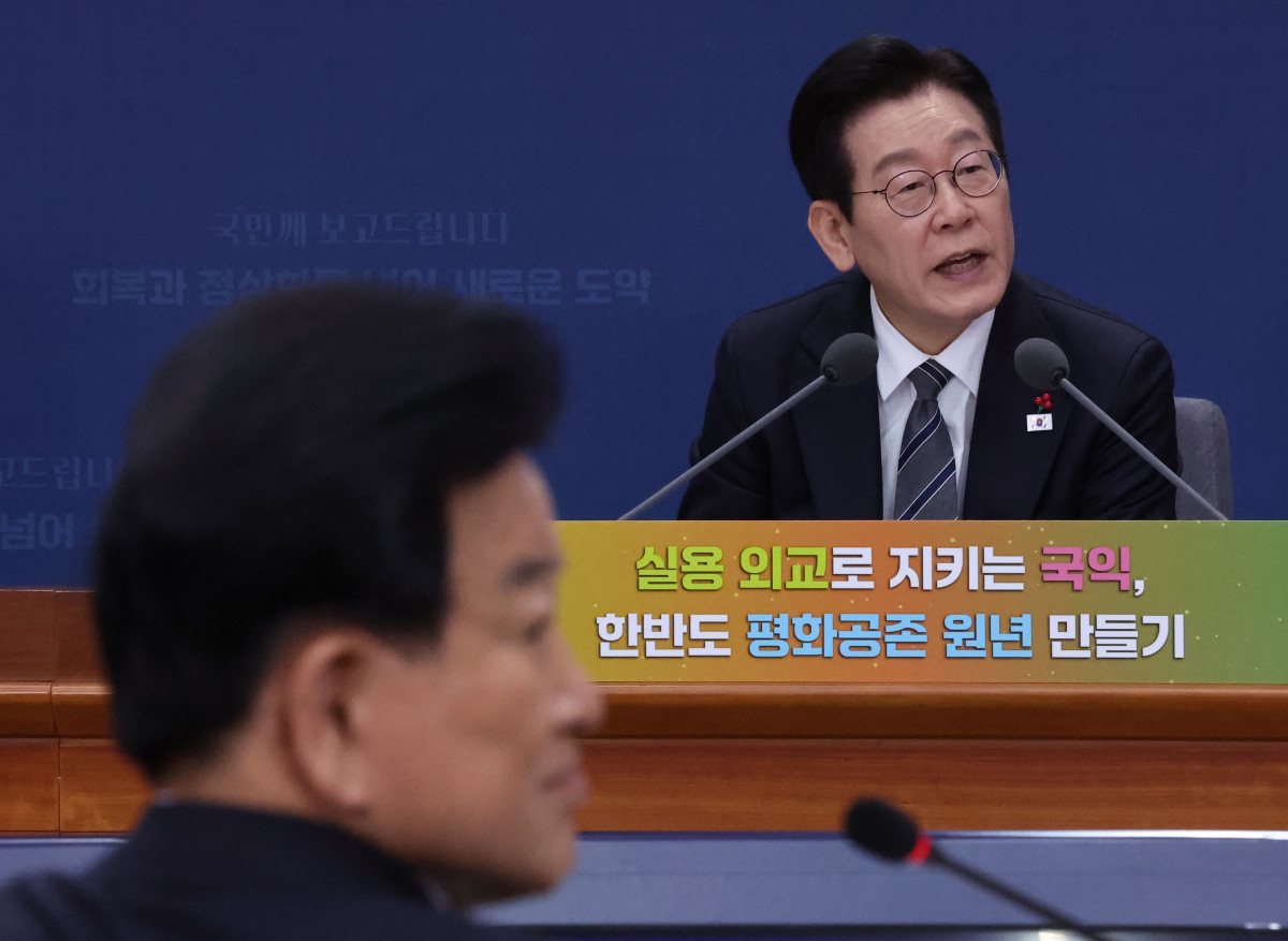 ▲이재명 대통령이 19일 정부서울청사 별관에서 열린 외교부(재외동포청)·통일부 업무보고에서 참석 부처 관계자에게 질문하고 있다. (연합뉴스)