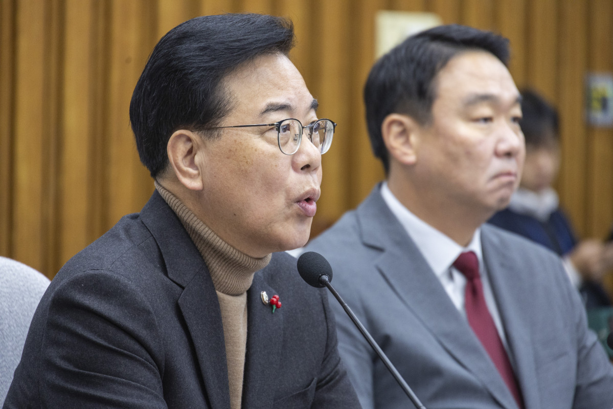 ▲국민의힘 송언석 원내대표가 19일 국회에서 열린 원내대책회의에서 대법원의 전담재판부 추진과 민주당의 내란특별전담재판부법 강행에 관련한 발언을 하고 있다. 2025.12.19 (연합뉴스)