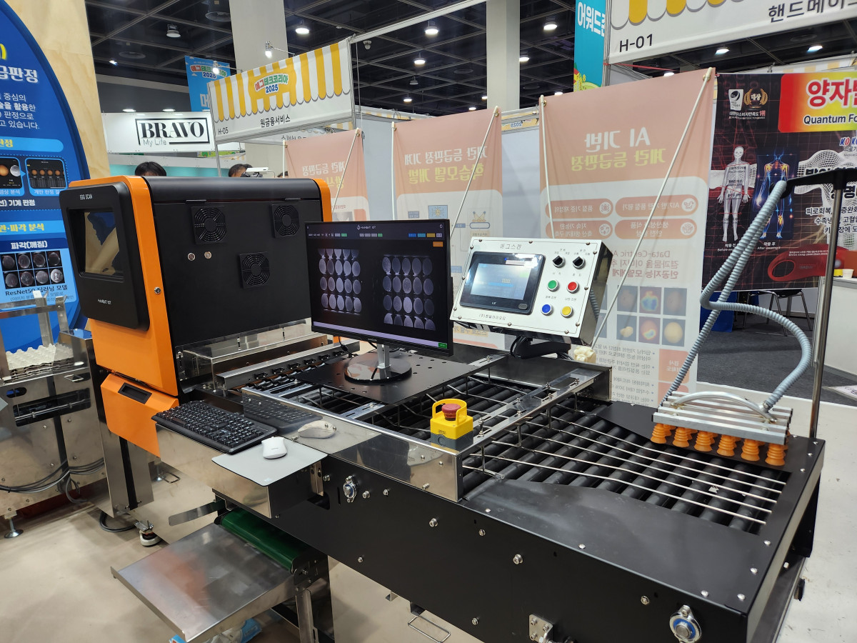 ▲19일 서울 aT센터에서 열린 국내 최초·최대 계란 전문 박람회 ‘에그테크코리아 2025’에 참여한 축산물품질평가원 전시장에 선보인 '인공지능 기반 계란 등급판정' 기계 (노승길 기자)