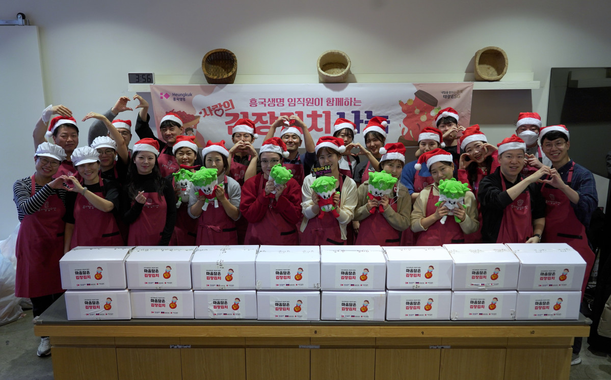 ▲18일 서울 종로구에 위치한 뮤지엄 김치간에서 흥국생명 임직원들이 김장김치 담그기 봉사활동을 진행하고 있다. (제공 흥국생명)