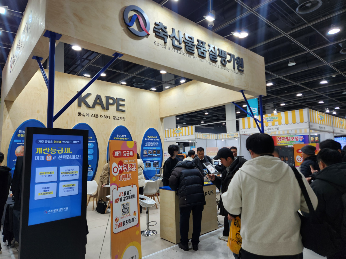 ▲19일 서울 aT센터에서 열린 국내 최초·최대 계란 전문 박람회 ‘에그테크코리아 2025’에 마련된 축산물품질평가원 부스 전경. (노승길 기자)
