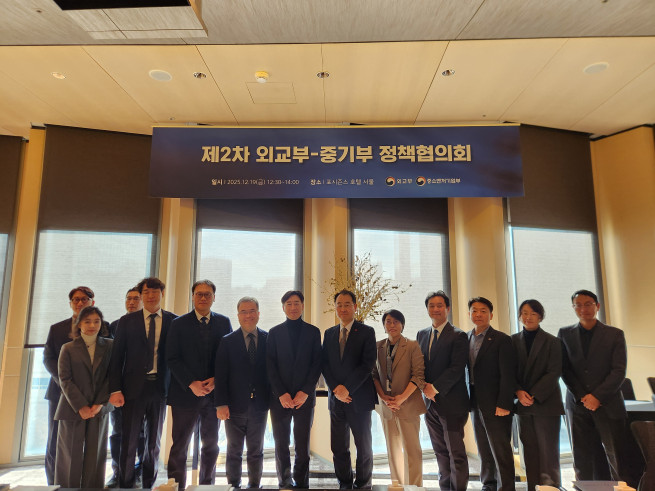 ▲박용순 중소벤처기업부 중소기업정책실장과 박종한 외교부 경제외교조정관이 19일 서울에서 열린 ‘제2차 중기부–외교부 정책협의회’에서 참석자들과 기념 촬영을 하고 있다. (사진제공=중소벤처기업부)