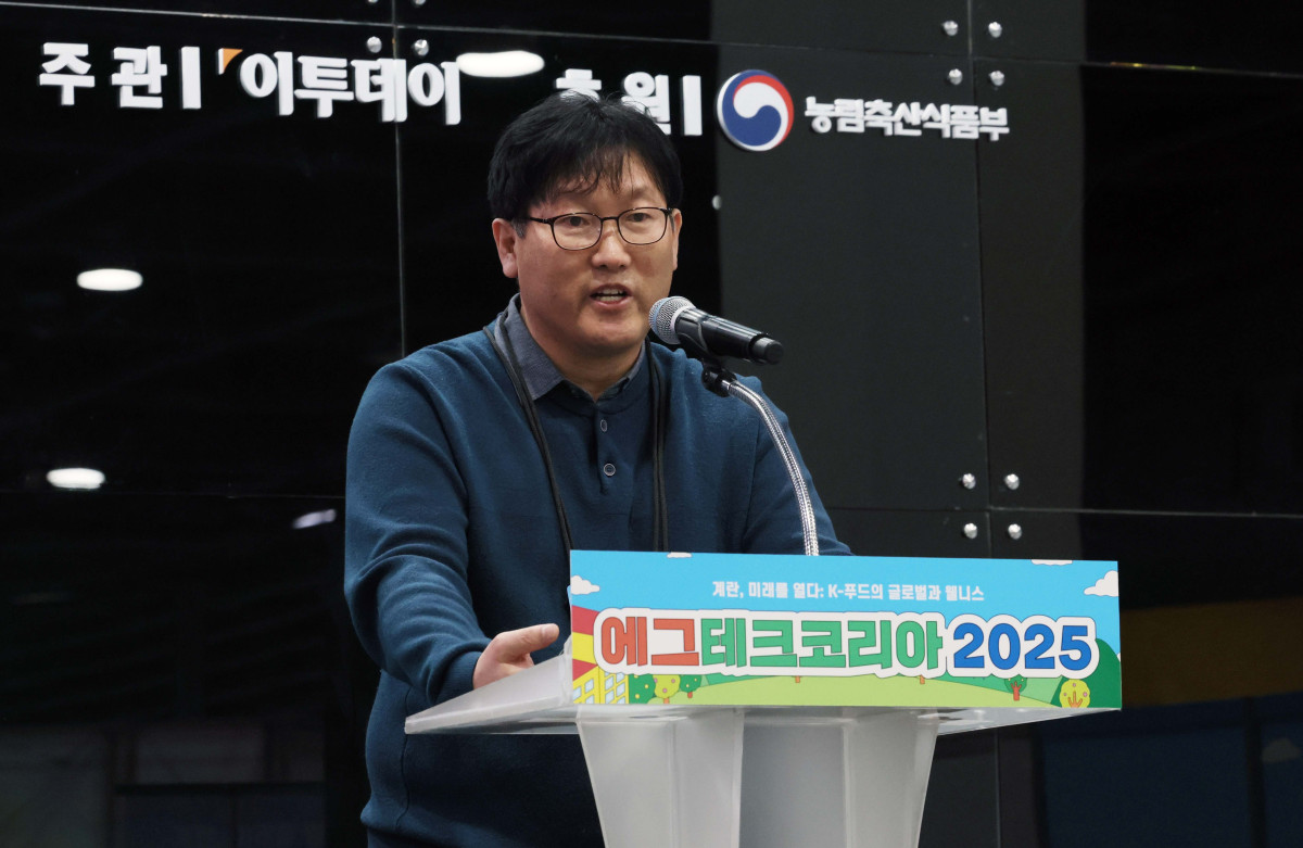 ▲19일 서울 서초구 aT센터에서 열린 ‘에그테크코리아 2025’(EggTech Korea 2025)에서 정진해 한밭아이오티 대표가 투자IR데모데이에 참여하고 있다. 이투데이가 주최하는 '에그테크코리아 2025'는 스마트양계·스마트팜 기술, 동물복지 및 HACCP 생산공정, 로컬푸드 개발, 친환경 패키징, 유정란·디저트 등 건강한 먹거리 산업의 전 과정을 대중에 공개하는 국내 최초의 전시회로 21일 까지 진행된다. 이번 행사는 ‘계란·미래·K 푸드·웰니스’를 핵심 키워드로, 60개사 100부스가 참여하는 대규모 B2C·B2B 융합형 페스티벌로 꾸며진다. 1270만 구독자를 보유한 국내 대표 먹방 크리에이터 쯔양이 홍보대사로 나서며, 의학 유튜브 채널 ‘닥터프렌즈’(140만 구독자)와 '닥터딩요'(81만 구독자)가 건강·식품안전 관련 토크콘서트에 참여한다. 신태현 기자 holjjak@