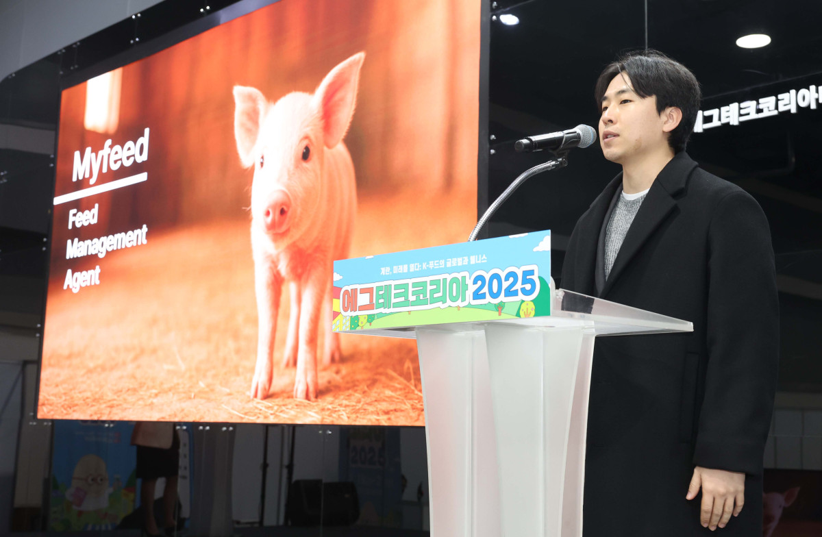 ▲19일 서울 서초구 aT센터에서 열린 ‘에그테크코리아 2025’(EggTech Korea 2025)에서 권세인 에임비랩 팀장이 투자IR데모데이에 참여하고 있다. 이투데이가 주최하는 '에그테크코리아 2025'는 스마트양계·스마트팜 기술, 동물복지 및 HACCP 생산공정, 로컬푸드 개발, 친환경 패키징, 유정란·디저트 등 건강한 먹거리 산업의 전 과정을 대중에 공개하는 국내 최초의 전시회로 21일 까지 진행된다. 이번 행사는 ‘계란·미래·K 푸드·웰니스’를 핵심 키워드로, 60개사 100부스가 참여하는 대규모 B2C·B2B 융합형 페스티벌로 꾸며진다. 1270만 구독자를 보유한 국내 대표 먹방 크리에이터 쯔양이 홍보대사로 나서며, 의학 유튜브 채널 ‘닥터프렌즈’(140만 구독자)와 '닥터딩요'(81만 구독자)가 건강·식품안전 관련 토크콘서트에 참여한다. 신태현 기자 holjjak@