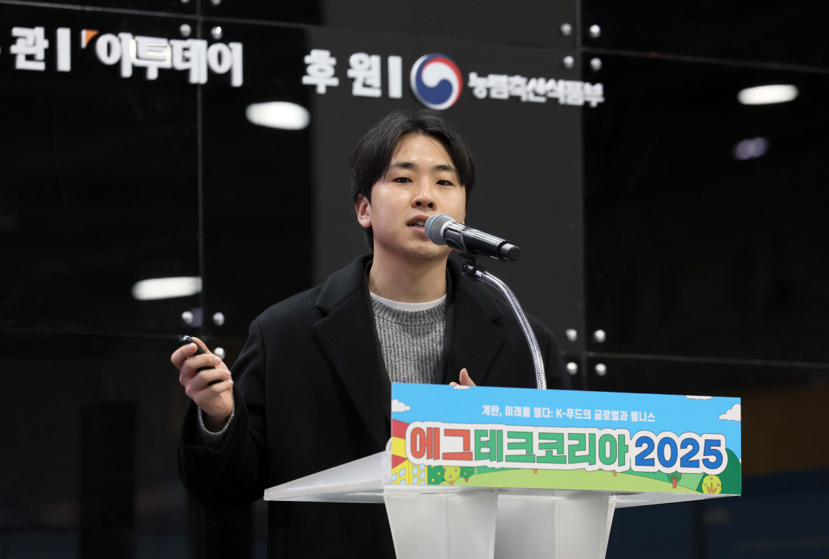 ▲19일 서울 서초구 aT센터에서 열린 ‘에그테크코리아 2025’(EggTech Korea 2025)에서 권세인 에임비랩 팀장이 투자IR데모데이에 참여하고 있다. 이투데이가 주최하는 '에그테크코리아 2025'는 스마트양계·스마트팜 기술, 동물복지 및 HACCP 생산공정, 로컬푸드 개발, 친환경 패키징, 유정란·디저트 등 건강한 먹거리 산업의 전 과정을 대중에 공개하는 국내 최초의 전시회로 21일 까지 진행된다. 이번 행사는 ‘계란·미래·K 푸드·웰니스’를 핵심 키워드로, 60개사 100부스가 참여하는 대규모 B2C·B2B 융합형 페스티벌로 꾸며진다. 1270만 구독자를 보유한 국내 대표 먹방 크리에이터 쯔양이 홍보대사로 나서며, 의학 유튜브 채널 ‘닥터프렌즈’(140만 구독자)와 '닥터딩요'(81만 구독자)가 건강·식품안전 관련 토크콘서트에 참여한다. 신태현 기자 holjjak@