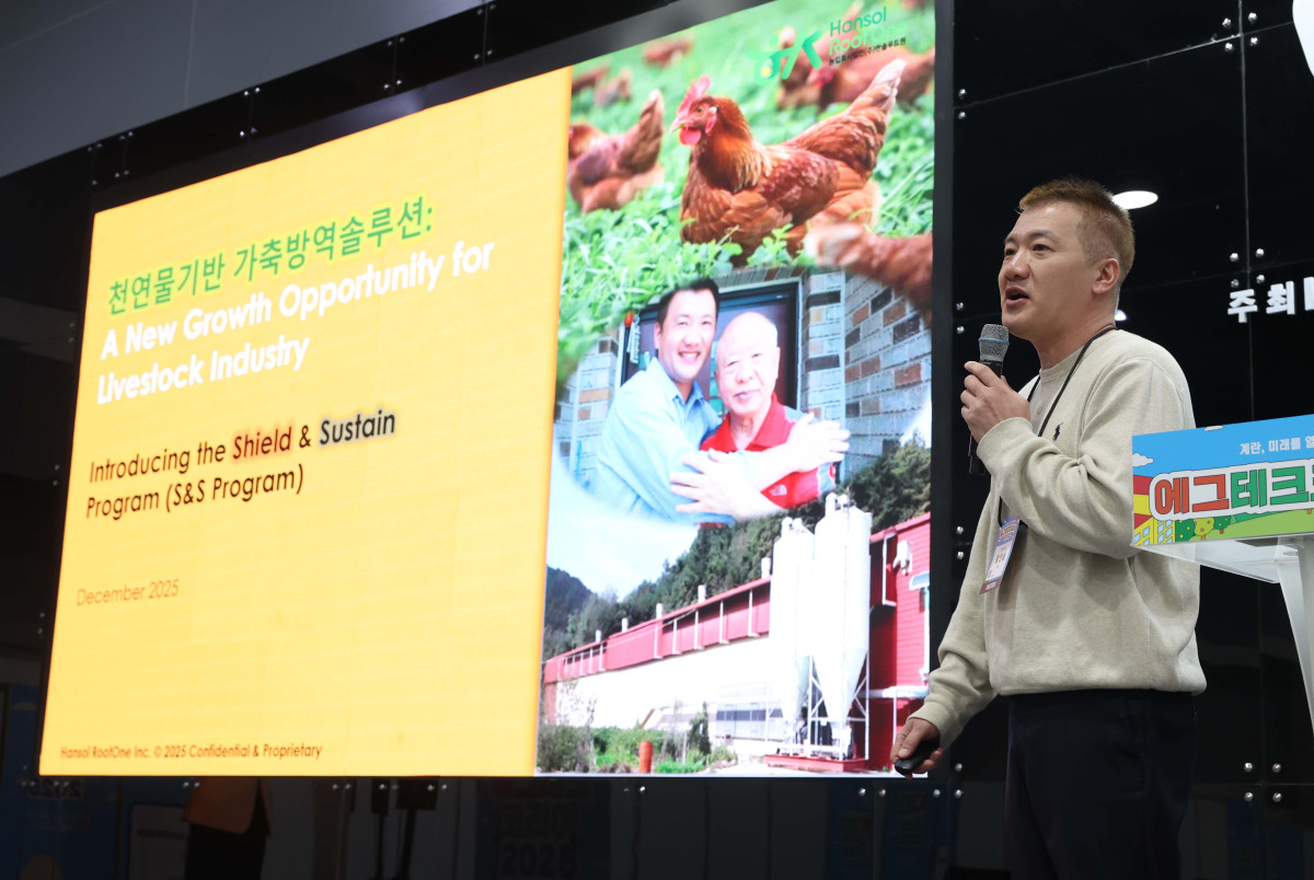 ▲19일 서울 서초구 aT센터에서 열린 ‘에그테크코리아 2025’(EggTech Korea 2025)에서 황한솔 한솔루트원 대표가 투자IR데모데이에 참여하고 있다. 이투데이가 주최하는 '에그테크코리아 2025'는 스마트양계·스마트팜 기술, 동물복지 및 HACCP 생산공정, 로컬푸드 개발, 친환경 패키징, 유정란·디저트 등 건강한 먹거리 산업의 전 과정을 대중에 공개하는 국내 최초의 전시회로 21일 까지 진행된다. 이번 행사는 ‘계란·미래·K 푸드·웰니스’를 핵심 키워드로, 60개사 100부스가 참여하는 대규모 B2C·B2B 융합형 페스티벌로 꾸며진다. 1270만 구독자를 보유한 국내 대표 먹방 크리에이터 쯔양이 홍보대사로 나서며, 의학 유튜브 채널 ‘닥터프렌즈’(140만 구독자)와 '닥터딩요'(81만 구독자)가 건강·식품안전 관련 토크콘서트에 참여한다. 신태현 기자 holjjak@