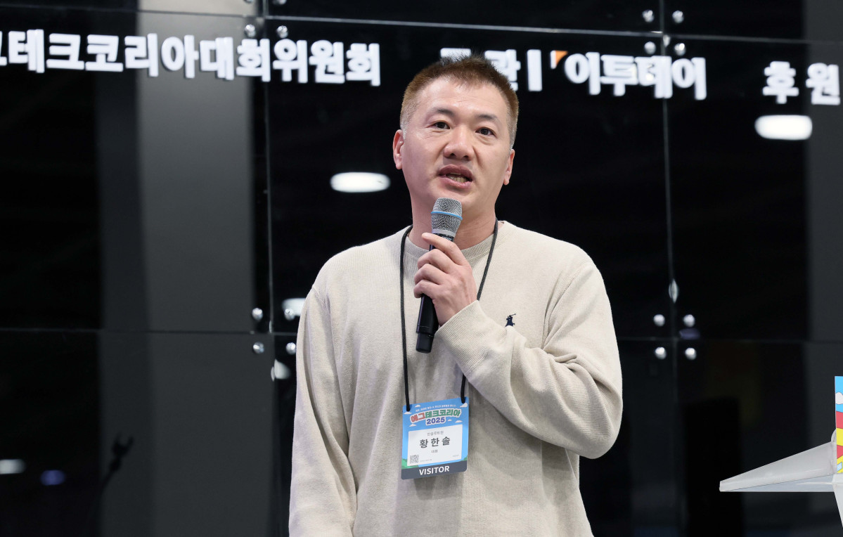 ▲19일 서울 서초구 aT센터에서 열린 ‘에그테크코리아 2025’(EggTech Korea 2025)에서 황한솔 한솔루트원 대표가 투자IR데모데이에 참여하고 있다. 이투데이가 주최하는 '에그테크코리아 2025'는 스마트양계·스마트팜 기술, 동물복지 및 HACCP 생산공정, 로컬푸드 개발, 친환경 패키징, 유정란·디저트 등 건강한 먹거리 산업의 전 과정을 대중에 공개하는 국내 최초의 전시회로 21일 까지 진행된다. 이번 행사는 ‘계란·미래·K 푸드·웰니스’를 핵심 키워드로, 60개사 100부스가 참여하는 대규모 B2C·B2B 융합형 페스티벌로 꾸며진다. 1270만 구독자를 보유한 국내 대표 먹방 크리에이터 쯔양이 홍보대사로 나서며, 의학 유튜브 채널 ‘닥터프렌즈’(140만 구독자)와 '닥터딩요'(81만 구독자)가 건강·식품안전 관련 토크콘서트에 참여한다. 신태현 기자 holjjak@