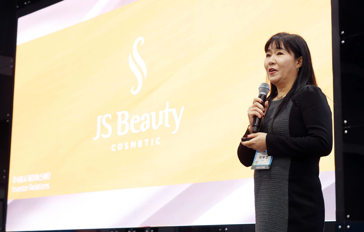 ▲19일 서울 서초구 aT센터에서 열린 ‘에그테크코리아 2025’(EggTech Korea 2025)에서 박혜진 제이에스뷰티 대표가 투자IR데모데이에 참여하고 있다. 이투데이가 주최하는 '에그테크코리아 2025'는 스마트양계·스마트팜 기술, 동물복지 및 HACCP 생산공정, 로컬푸드 개발, 친환경 패키징, 유정란·디저트 등 건강한 먹거리 산업의 전 과정을 대중에 공개하는 국내 최초의 전시회로 21일 까지 진행된다. 이번 행사는 ‘계란·미래·K 푸드·웰니스’를 핵심 키워드로, 60개사 100부스가 참여하는 대규모 B2C·B2B 융합형 페스티벌로 꾸며진다. 1270만 구독자를 보유한 국내 대표 먹방 크리에이터 쯔양이 홍보대사로 나서며, 의학 유튜브 채널 ‘닥터프렌즈’(140만 구독자)와 '닥터딩요'(81만 구독자)가 건강·식품안전 관련 토크콘서트에 참여한다. 신태현 기자 holjjak@