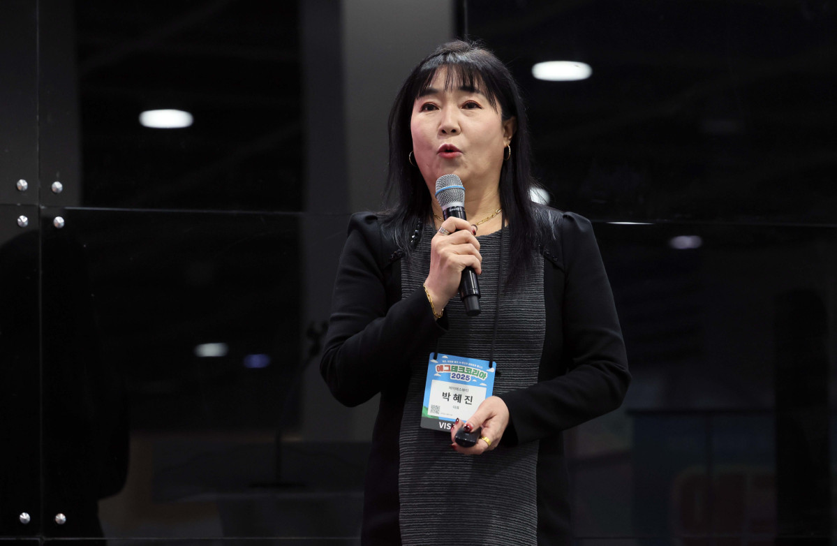 ▲19일 서울 서초구 aT센터에서 열린 ‘에그테크코리아 2025’(EggTech Korea 2025)에서 박혜진 제이에스뷰티 대표가 투자IR데모데이에 참여하고 있다. 이투데이가 주최하는 '에그테크코리아 2025'는 스마트양계·스마트팜 기술, 동물복지 및 HACCP 생산공정, 로컬푸드 개발, 친환경 패키징, 유정란·디저트 등 건강한 먹거리 산업의 전 과정을 대중에 공개하는 국내 최초의 전시회로 21일 까지 진행된다. 이번 행사는 ‘계란·미래·K 푸드·웰니스’를 핵심 키워드로, 60개사 100부스가 참여하는 대규모 B2C·B2B 융합형 페스티벌로 꾸며진다. 1270만 구독자를 보유한 국내 대표 먹방 크리에이터 쯔양이 홍보대사로 나서며, 의학 유튜브 채널 ‘닥터프렌즈’(140만 구독자)와 '닥터딩요'(81만 구독자)가 건강·식품안전 관련 토크콘서트에 참여한다. 신태현 기자 holjjak@