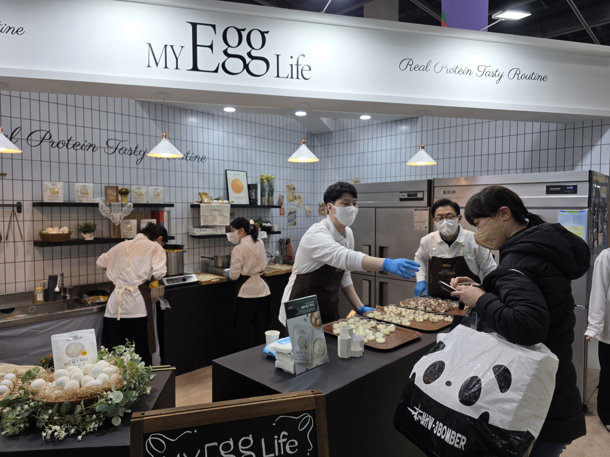 ▲'조인' 부스를 찾은 에그테크 관람객이 '마이 에그 라이스'를 보고 있다. (정호영 기자)
