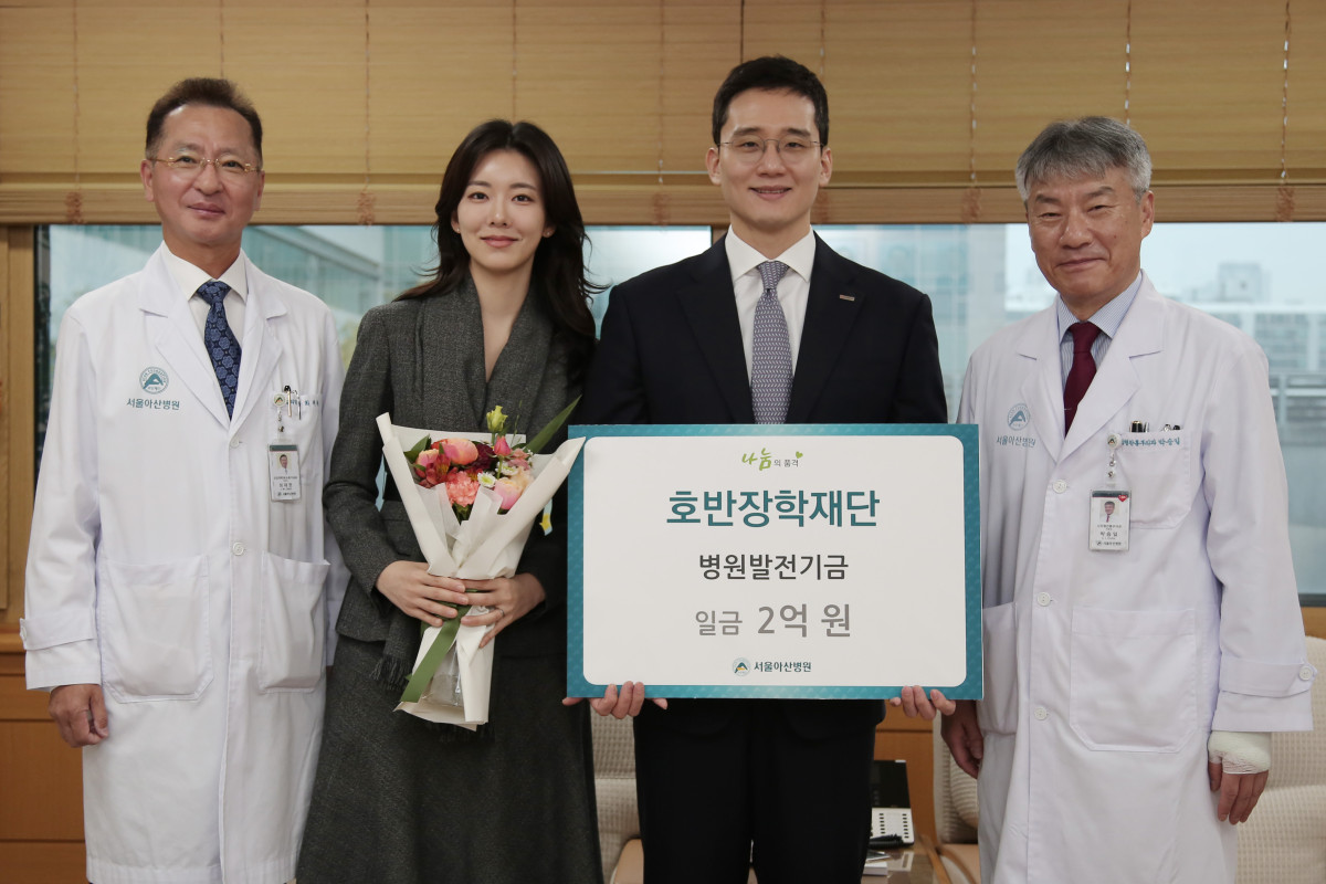 ▲호반그룹 호반장학재단이 서울아산병원에 의학연구 발전을 위한 후원금 2억 원을 전달했다. (사진 왼쪽 세번째 김대헌 호반그룹 기획총괄사장, 두번째 김민형 호반그룹 커뮤니케이션실 상무, 네번째 박승일 서울아산병원 병원장) (호반그룹)