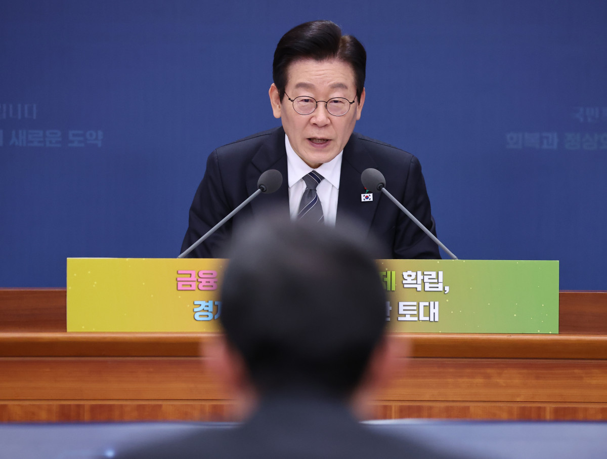 ▲이재명 대통령이 19일 정부서울청사 별관에서 열린 금융위원회·공정거래위원회 업무보고에서 이억원 금융위원장에게 질문하고 있다. (연합뉴스)