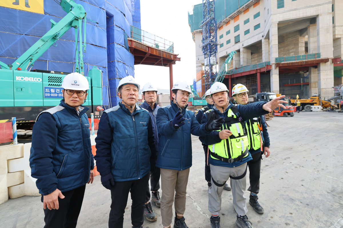 ▲신동혁 대우건설 CSO가 블랑 써밋 74 현장 임직원과 함께 안전점검을 실시하고 있다. (대우건설)