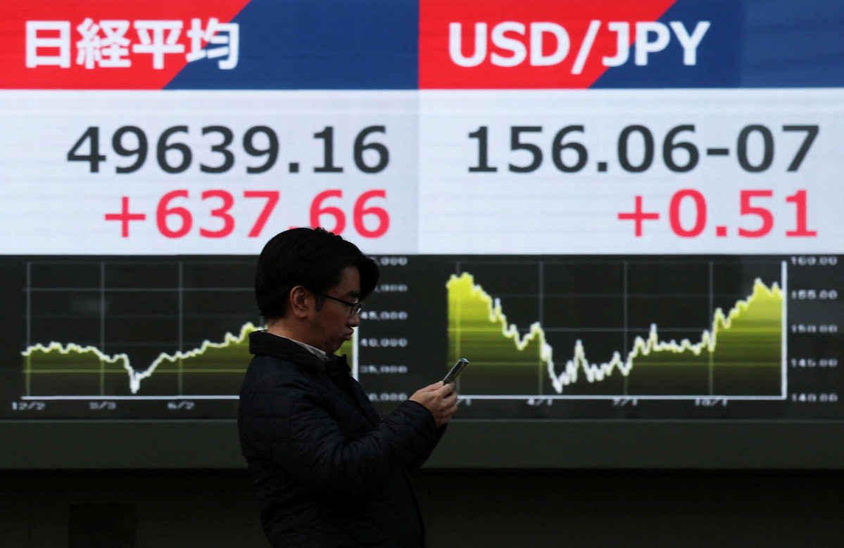 ▲19일 일본 도쿄의 한 증권사 앞에서 한 남성이 스마트폰을 통해 일본 닛케이 지수와 엔화 대비 미국 달러 환율이 표시된 화면을 보고 있다.  (도쿄/로이터연합뉴스)