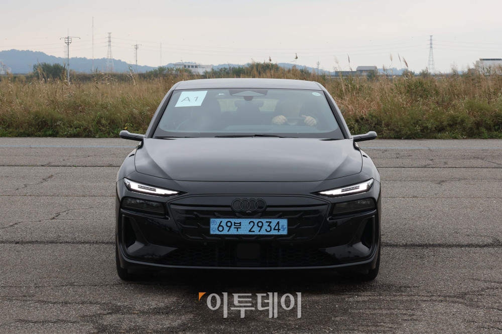 ▲이투데이가 주최하는 ‘2025 대한민국 스마트 EV 대상’ 실차 시승평가가 열린 18일 경기 화성시 한국교통안전공단 자동차안전연구원에서 심사 대상 차량인 아우디 A6 e-tron이 조향성능로에 대기하고 있다. 올해 5회째를 맞이한 대한민국 스마트 EV 대상은 국내 전기차 시장의 성장을 점검하고, 소비자와 생산자가 함께 더 나은 전기차 생태계를 만들어가기 위한 취지로 마련됐다. 국내 출시된 순수 전기차 가운데 기술성, 안전성, 사용자 만족도를 종합적으로 평가해 가장 경쟁력 있는 모델을 선정한다. 평가는 국내 자동차 공학 분야 석학들과 한국전기차사용자협의회가 참여한다. 신태현 기자 holjjak@