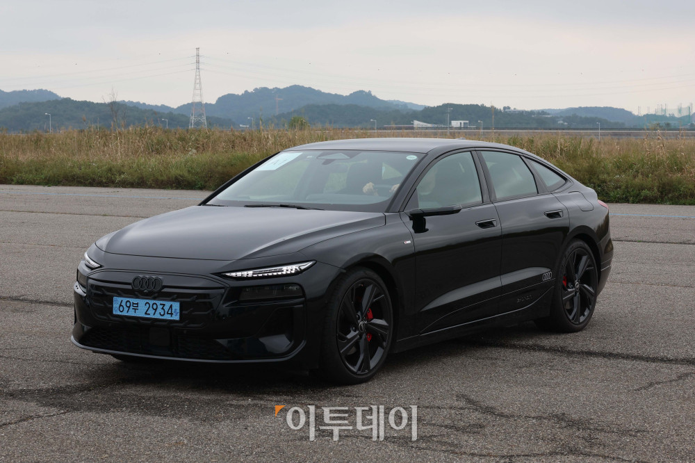 ▲이투데이가 주최하는 ‘2025 대한민국 스마트 EV 대상’ 실차 시승평가가 열린 18일 경기 화성시 한국교통안전공단 자동차안전연구원에서 심사 대상 차량인 아우디 A6 e-tron이 조향성능로에 대기하고 있다. 올해 5회째를 맞이한 대한민국 스마트 EV 대상은 국내 전기차 시장의 성장을 점검하고, 소비자와 생산자가 함께 더 나은 전기차 생태계를 만들어가기 위한 취지로 마련됐다. 국내 출시된 순수 전기차 가운데 기술성, 안전성, 사용자 만족도를 종합적으로 평가해 가장 경쟁력 있는 모델을 선정한다. 평가는 국내 자동차 공학 분야 석학들과 한국전기차사용자협의회가 참여한다. 신태현 기자 holjjak@