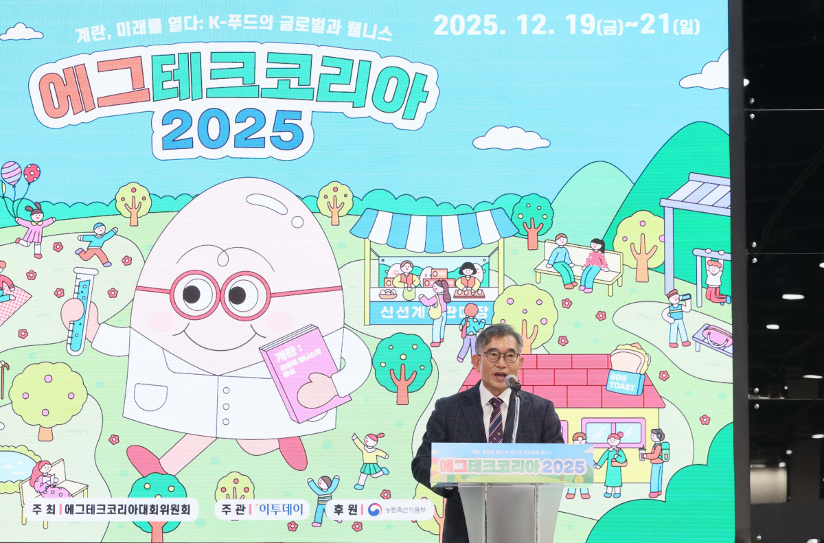 ▲19일 서울 서초구 aT센터에서 열린 ‘에그테크코리아 2025’(EggTech Korea 2025)에서 한재용 서울대 교수가 에그테크 심포지움 개회사를 하고있다. 이투데이가 주최하는 '에그테크코리아 2025'는 스마트양계·스마트팜 기술, 동물복지 및 HACCP 생산공정, 로컬푸드 개발, 친환경 패키징, 유정란·디저트 등 건강한 먹거리 산업의 전 과정을 대중에 공개하는 국내 최초의 전시회로 21일 까지 진행된다. 이번 행사는 ‘계란·미래·K 푸드·웰니스’를 핵심 키워드로, 60개사 100부스가 참여하는 대규모 B2C·B2B 융합형 페스티벌로 꾸며진다. 1270만 구독자를 보유한 국내 대표 먹방 크리에이터 쯔양이 홍보대사로 나서며, 의학 유튜브 채널 ‘닥터프렌즈’(140만 구독자)와 '닥터딩요'(81만 구독자)가 건강·식품안전 관련 토크콘서트에 참여한다. 신태현 기자 holjjak@