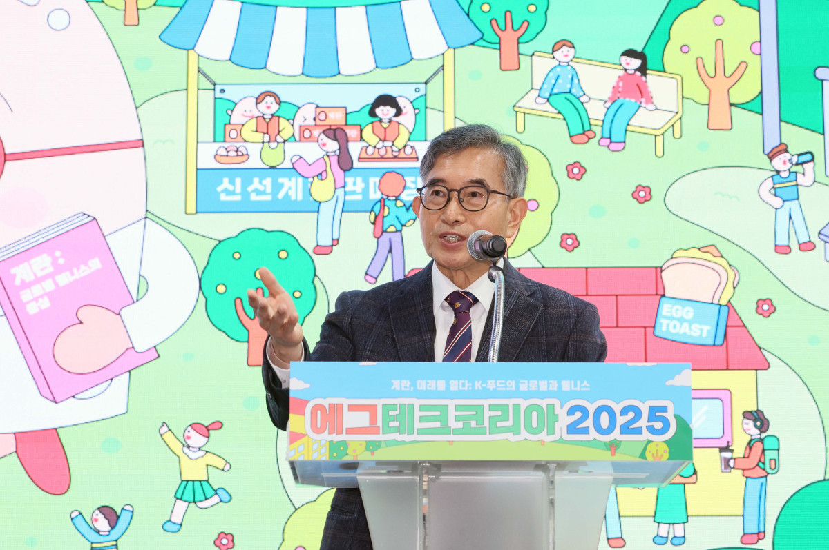 ▲19일 서울 서초구 aT센터에서 열린 ‘에그테크코리아 2025’(EggTech Korea 2025)에서 한재용 서울대 교수가 에그테크 심포지움 개회사를 하고있다. 이투데이가 주최하는 '에그테크코리아 2025'는 스마트양계·스마트팜 기술, 동물복지 및 HACCP 생산공정, 로컬푸드 개발, 친환경 패키징, 유정란·디저트 등 건강한 먹거리 산업의 전 과정을 대중에 공개하는 국내 최초의 전시회로 21일 까지 진행된다. 이번 행사는 ‘계란·미래·K 푸드·웰니스’를 핵심 키워드로, 60개사 100부스가 참여하는 대규모 B2C·B2B 융합형 페스티벌로 꾸며진다. 1270만 구독자를 보유한 국내 대표 먹방 크리에이터 쯔양이 홍보대사로 나서며, 의학 유튜브 채널 ‘닥터프렌즈’(140만 구독자)와 '닥터딩요'(81만 구독자)가 건강·식품안전 관련 토크콘서트에 참여한다. 신태현 기자 holjjak@
