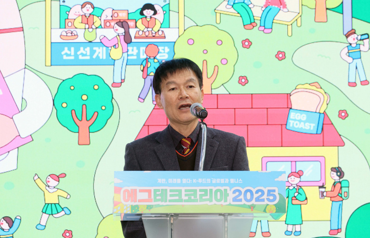 ▲19일 서울 서초구 aT센터에서 열린 ‘에그테크코리아 2025’(EggTech Korea 2025)에서 민원기 한국가금학회 회장이 에그테크 심포지움 환영사를 하고있다. 이투데이가 주최하는 '에그테크코리아 2025'는 스마트양계·스마트팜 기술, 동물복지 및 HACCP 생산공정, 로컬푸드 개발, 친환경 패키징, 유정란·디저트 등 건강한 먹거리 산업의 전 과정을 대중에 공개하는 국내 최초의 전시회로 21일 까지 진행된다. 이번 행사는 ‘계란·미래·K 푸드·웰니스’를 핵심 키워드로, 60개사 100부스가 참여하는 대규모 B2C·B2B 융합형 페스티벌로 꾸며진다. 1270만 구독자를 보유한 국내 대표 먹방 크리에이터 쯔양이 홍보대사로 나서며, 의학 유튜브 채널 ‘닥터프렌즈’(140만 구독자)와 '닥터딩요'(81만 구독자)가 건강·식품안전 관련 토크콘서트에 참여한다. 신태현 기자 holjjak@