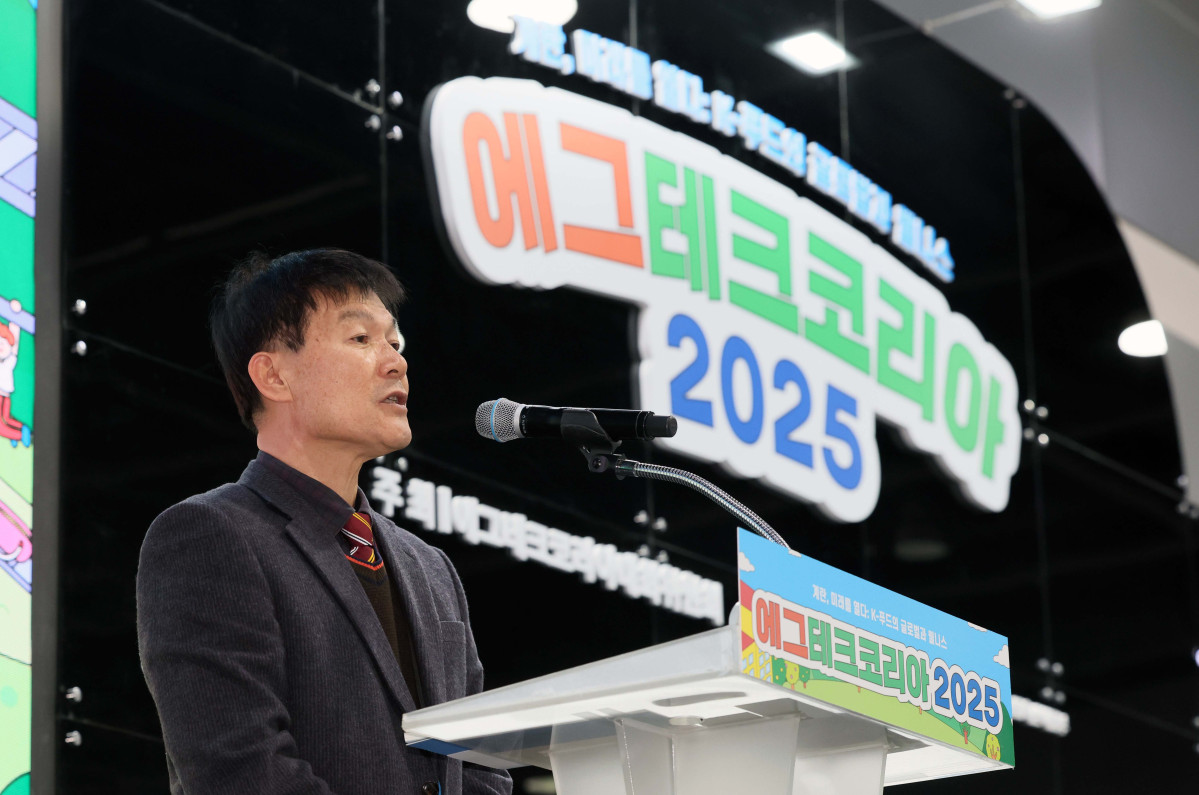 ▲19일 서울 서초구 aT센터에서 열린 ‘에그테크코리아 2025’(EggTech Korea 2025)에서 민원기 한국가금학회 회장이 에그테크 심포지움 환영사를 하고있다. 이투데이가 주최하는 '에그테크코리아 2025'는 스마트양계·스마트팜 기술, 동물복지 및 HACCP 생산공정, 로컬푸드 개발, 친환경 패키징, 유정란·디저트 등 건강한 먹거리 산업의 전 과정을 대중에 공개하는 국내 최초의 전시회로 21일 까지 진행된다. 이번 행사는 ‘계란·미래·K 푸드·웰니스’를 핵심 키워드로, 60개사 100부스가 참여하는 대규모 B2C·B2B 융합형 페스티벌로 꾸며진다. 1270만 구독자를 보유한 국내 대표 먹방 크리에이터 쯔양이 홍보대사로 나서며, 의학 유튜브 채널 ‘닥터프렌즈’(140만 구독자)와 '닥터딩요'(81만 구독자)가 건강·식품안전 관련 토크콘서트에 참여한다. 신태현 기자 holjjak@