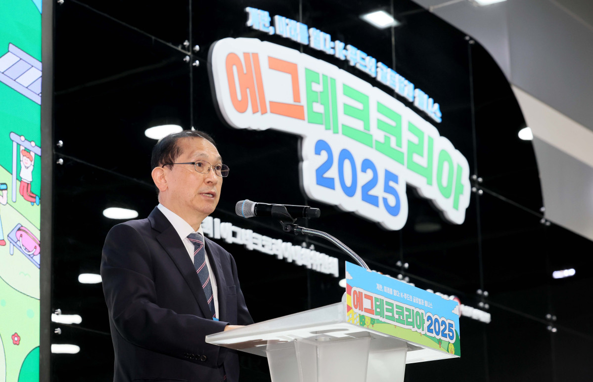 ▲19일 서울 서초구 aT센터에서 열린 ‘에그테크코리아 2025’(EggTech Korea 2025)에서 김창길 스마트치유산업포럼 원장이 에그테크 심포지움 축사를 하고있다. 이투데이가 주최하는 '에그테크코리아 2025'는 스마트양계·스마트팜 기술, 동물복지 및 HACCP 생산공정, 로컬푸드 개발, 친환경 패키징, 유정란·디저트 등 건강한 먹거리 산업의 전 과정을 대중에 공개하는 국내 최초의 전시회로 21일 까지 진행된다. 이번 행사는 ‘계란·미래·K 푸드·웰니스’를 핵심 키워드로, 60개사 100부스가 참여하는 대규모 B2C·B2B 융합형 페스티벌로 꾸며진다. 1270만 구독자를 보유한 국내 대표 먹방 크리에이터 쯔양이 홍보대사로 나서며, 의학 유튜브 채널 ‘닥터프렌즈’(140만 구독자)와 '닥터딩요'(81만 구독자)가 건강·식품안전 관련 토크콘서트에 참여한다. 신태현 기자 holjjak@