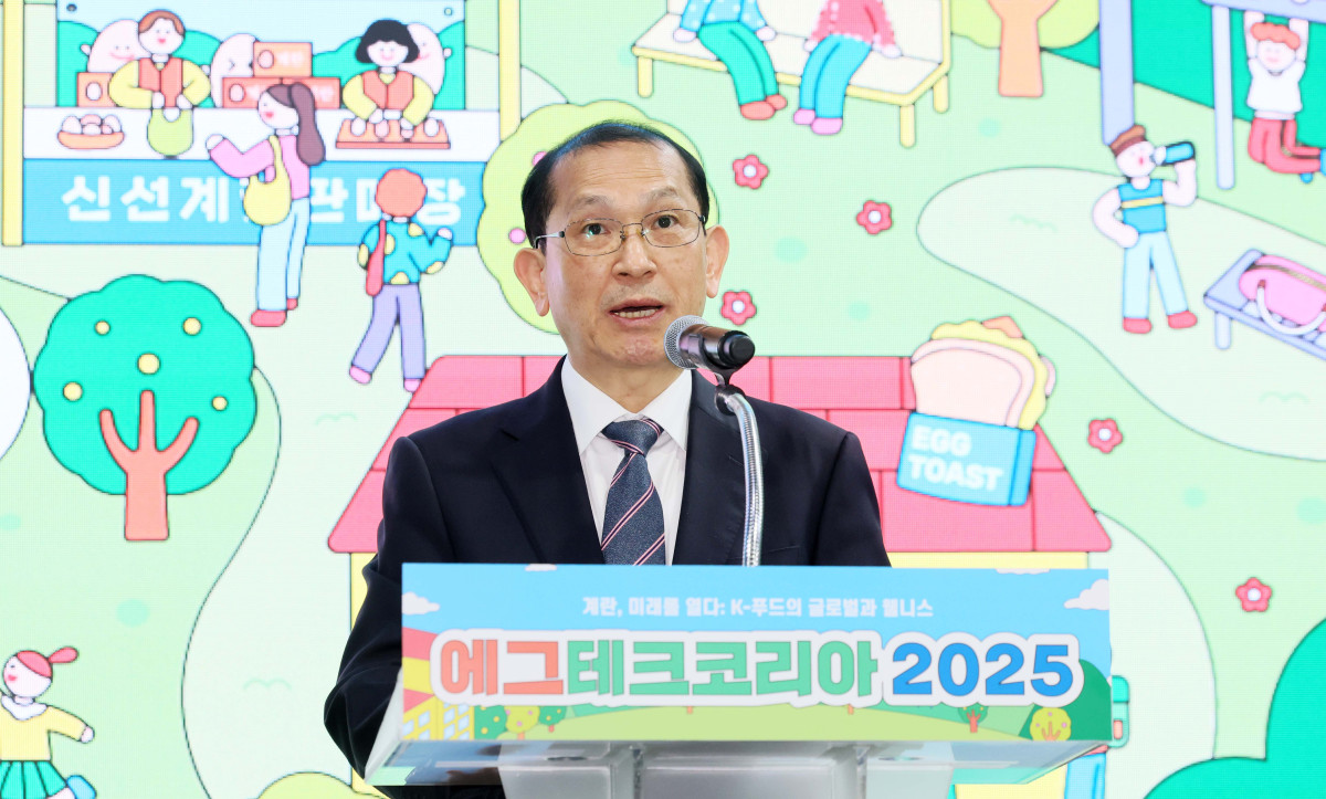 ▲19일 서울 서초구 aT센터에서 열린 ‘에그테크코리아 2025’(EggTech Korea 2025)에서 김창길 스마트치유산업포럼 원장이 에그테크 심포지움 축사를 하고있다. 이투데이가 주최하는 '에그테크코리아 2025'는 스마트양계·스마트팜 기술, 동물복지 및 HACCP 생산공정, 로컬푸드 개발, 친환경 패키징, 유정란·디저트 등 건강한 먹거리 산업의 전 과정을 대중에 공개하는 국내 최초의 전시회로 21일 까지 진행된다. 이번 행사는 ‘계란·미래·K 푸드·웰니스’를 핵심 키워드로, 60개사 100부스가 참여하는 대규모 B2C·B2B 융합형 페스티벌로 꾸며진다. 1270만 구독자를 보유한 국내 대표 먹방 크리에이터 쯔양이 홍보대사로 나서며, 의학 유튜브 채널 ‘닥터프렌즈’(140만 구독자)와 '닥터딩요'(81만 구독자)가 건강·식품안전 관련 토크콘서트에 참여한다. 신태현 기자 holjjak@