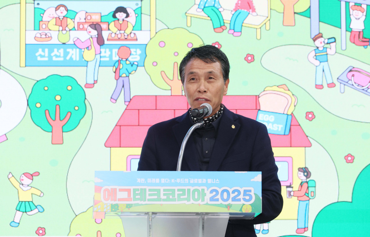 ▲19일 서울 서초구 aT센터에서 열린 ‘에그테크코리아 2025’(EggTech Korea 2025)에서 오세진 대한양계협회 회장이 에그테크 심포지움 축사를 하고있다. 이투데이가 주최하는 '에그테크코리아 2025'는 스마트양계·스마트팜 기술, 동물복지 및 HACCP 생산공정, 로컬푸드 개발, 친환경 패키징, 유정란·디저트 등 건강한 먹거리 산업의 전 과정을 대중에 공개하는 국내 최초의 전시회로 21일 까지 진행된다. 이번 행사는 ‘계란·미래·K 푸드·웰니스’를 핵심 키워드로, 60개사 100부스가 참여하는 대규모 B2C·B2B 융합형 페스티벌로 꾸며진다. 1270만 구독자를 보유한 국내 대표 먹방 크리에이터 쯔양이 홍보대사로 나서며, 의학 유튜브 채널 ‘닥터프렌즈’(140만 구독자)와 '닥터딩요'(81만 구독자)가 건강·식품안전 관련 토크콘서트에 참여한다. 신태현 기자 holjjak@