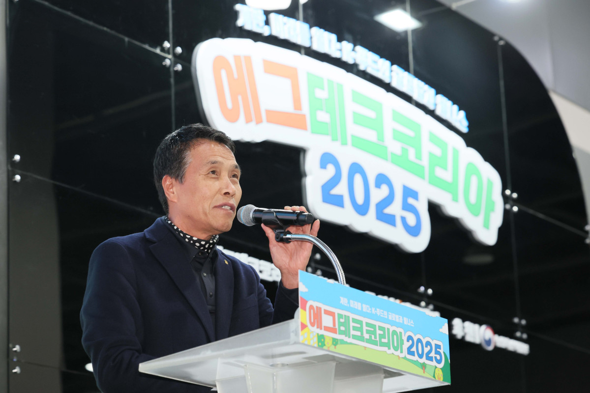 ▲19일 서울 서초구 aT센터에서 열린 ‘에그테크코리아 2025’(EggTech Korea 2025)에서 오세진 대한양계협회 회장이 에그테크 심포지움 축사를 하고있다. 이투데이가 주최하는 '에그테크코리아 2025'는 스마트양계·스마트팜 기술, 동물복지 및 HACCP 생산공정, 로컬푸드 개발, 친환경 패키징, 유정란·디저트 등 건강한 먹거리 산업의 전 과정을 대중에 공개하는 국내 최초의 전시회로 21일 까지 진행된다. 이번 행사는 ‘계란·미래·K 푸드·웰니스’를 핵심 키워드로, 60개사 100부스가 참여하는 대규모 B2C·B2B 융합형 페스티벌로 꾸며진다. 1270만 구독자를 보유한 국내 대표 먹방 크리에이터 쯔양이 홍보대사로 나서며, 의학 유튜브 채널 ‘닥터프렌즈’(140만 구독자)와 '닥터딩요'(81만 구독자)가 건강·식품안전 관련 토크콘서트에 참여한다. 신태현 기자 holjjak@