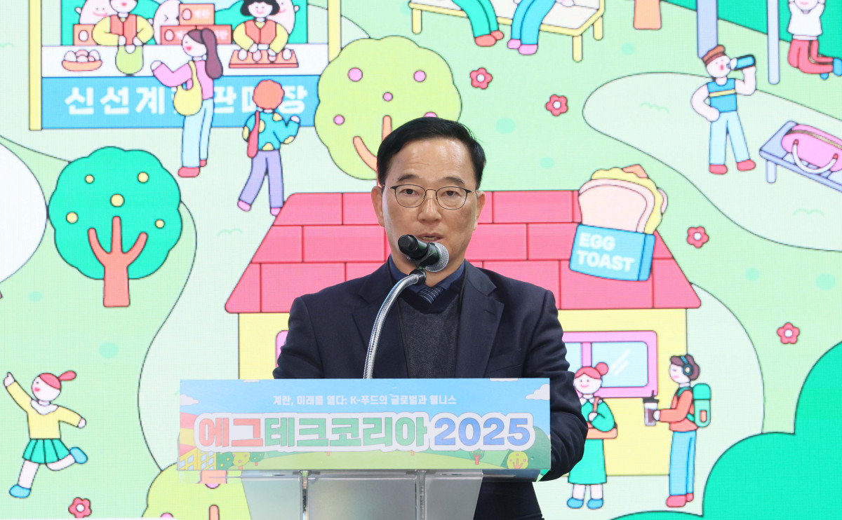 ▲19일 서울 서초구 aT센터에서 열린 ‘에그테크코리아 2025’(EggTech Korea 2025)에서 안두영 대한산란계협회 회장이 에그테크 심포지움 축사를 하고있다. 이투데이가 주최하는 '에그테크코리아 2025'는 스마트양계·스마트팜 기술, 동물복지 및 HACCP 생산공정, 로컬푸드 개발, 친환경 패키징, 유정란·디저트 등 건강한 먹거리 산업의 전 과정을 대중에 공개하는 국내 최초의 전시회로 21일 까지 진행된다. 이번 행사는 ‘계란·미래·K 푸드·웰니스’를 핵심 키워드로, 60개사 100부스가 참여하는 대규모 B2C·B2B 융합형 페스티벌로 꾸며진다. 1270만 구독자를 보유한 국내 대표 먹방 크리에이터 쯔양이 홍보대사로 나서며, 의학 유튜브 채널 ‘닥터프렌즈’(140만 구독자)와 '닥터딩요'(81만 구독자)가 건강·식품안전 관련 토크콘서트에 참여한다. 신태현 기자 holjjak@