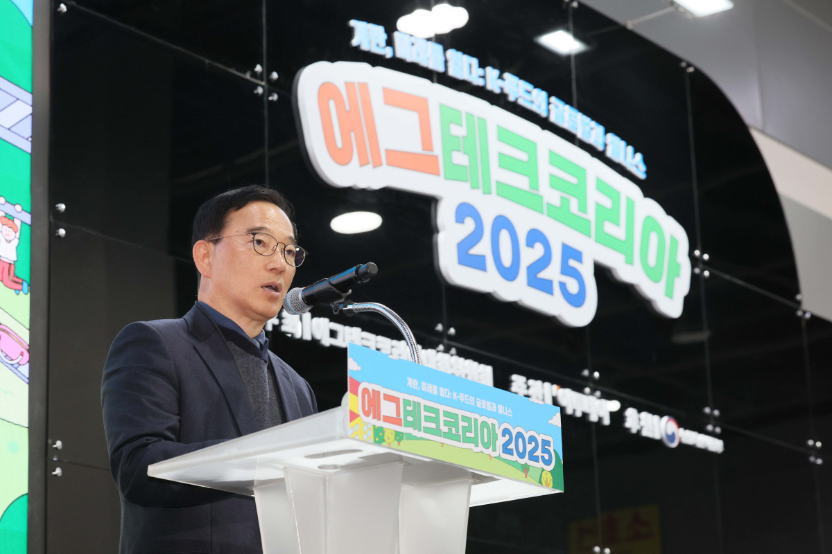 ▲19일 서울 서초구 aT센터에서 열린 ‘에그테크코리아 2025’(EggTech Korea 2025)에서 안두영 대한산란계협회 회장이 에그테크 심포지움 축사를 하고있다. 이투데이가 주최하는 '에그테크코리아 2025'는 스마트양계·스마트팜 기술, 동물복지 및 HACCP 생산공정, 로컬푸드 개발, 친환경 패키징, 유정란·디저트 등 건강한 먹거리 산업의 전 과정을 대중에 공개하는 국내 최초의 전시회로 21일 까지 진행된다. 이번 행사는 ‘계란·미래·K 푸드·웰니스’를 핵심 키워드로, 60개사 100부스가 참여하는 대규모 B2C·B2B 융합형 페스티벌로 꾸며진다. 1270만 구독자를 보유한 국내 대표 먹방 크리에이터 쯔양이 홍보대사로 나서며, 의학 유튜브 채널 ‘닥터프렌즈’(140만 구독자)와 '닥터딩요'(81만 구독자)가 건강·식품안전 관련 토크콘서트에 참여한다. 신태현 기자 holjjak@