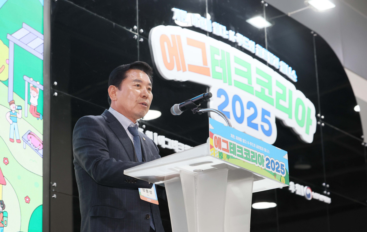 ▲19일 서울 서초구 aT센터에서 열린 ‘에그테크코리아 2025’(EggTech Korea 2025)에서 강종성 한국계란산업협회 회장이 에그테크 심포지움 축사를 하고있다. 이투데이가 주최하는 '에그테크코리아 2025'는 스마트양계·스마트팜 기술, 동물복지 및 HACCP 생산공정, 로컬푸드 개발, 친환경 패키징, 유정란·디저트 등 건강한 먹거리 산업의 전 과정을 대중에 공개하는 국내 최초의 전시회로 21일 까지 진행된다. 이번 행사는 ‘계란·미래·K 푸드·웰니스’를 핵심 키워드로, 60개사 100부스가 참여하는 대규모 B2C·B2B 융합형 페스티벌로 꾸며진다. 1270만 구독자를 보유한 국내 대표 먹방 크리에이터 쯔양이 홍보대사로 나서며, 의학 유튜브 채널 ‘닥터프렌즈’(140만 구독자)와 '닥터딩요'(81만 구독자)가 건강·식품안전 관련 토크콘서트에 참여한다. 신태현 기자 holjjak@