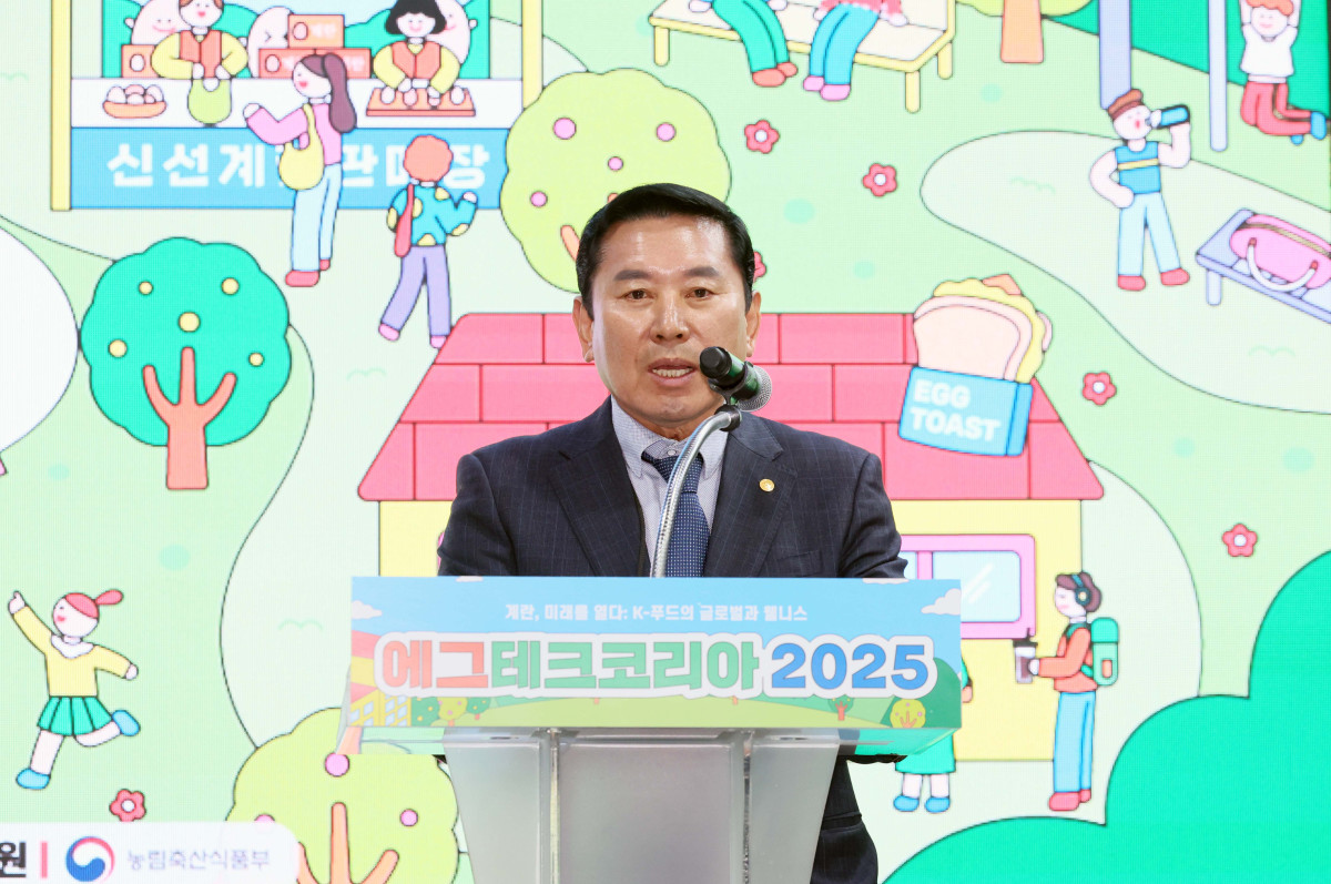 ▲19일 서울 서초구 aT센터에서 열린 ‘에그테크코리아 2025’(EggTech Korea 2025)에서 강종성 한국계란산업협회 회장이 에그테크 심포지움 축사를 하고있다. 이투데이가 주최하는 '에그테크코리아 2025'는 스마트양계·스마트팜 기술, 동물복지 및 HACCP 생산공정, 로컬푸드 개발, 친환경 패키징, 유정란·디저트 등 건강한 먹거리 산업의 전 과정을 대중에 공개하는 국내 최초의 전시회로 21일 까지 진행된다. 이번 행사는 ‘계란·미래·K 푸드·웰니스’를 핵심 키워드로, 60개사 100부스가 참여하는 대규모 B2C·B2B 융합형 페스티벌로 꾸며진다. 1270만 구독자를 보유한 국내 대표 먹방 크리에이터 쯔양이 홍보대사로 나서며, 의학 유튜브 채널 ‘닥터프렌즈’(140만 구독자)와 '닥터딩요'(81만 구독자)가 건강·식품안전 관련 토크콘서트에 참여한다. 신태현 기자 holjjak@
