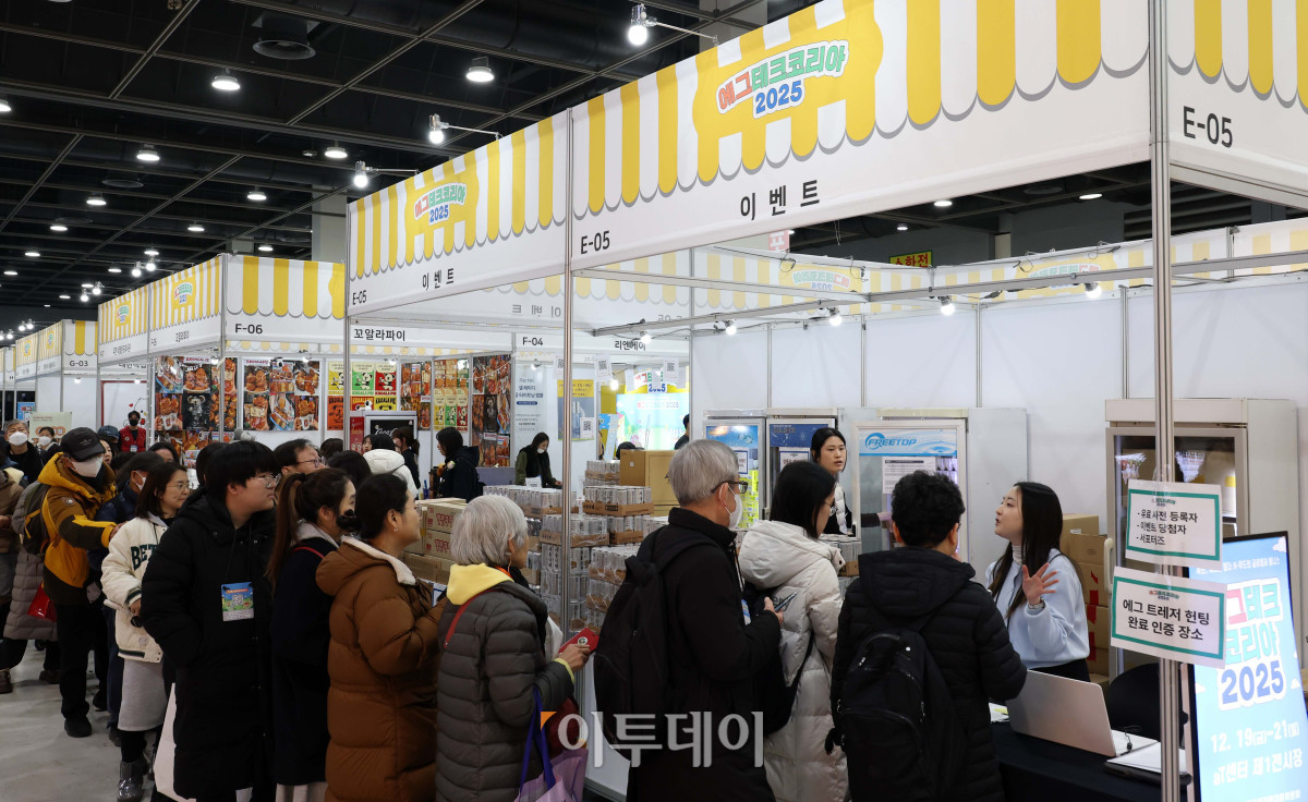 ▲19일 서울 양재 aT센터 제1전시장에서 열린 에그테크코리아 2025(EggTech Korea 2025)에서 관람객들이 부스를 둘러보고 있다. 21일까지 열리는 에그테크 코리아 2025는 '계란·미래·K-푸드·웰니스'를 키워드로 스마트 양계 기술부터 동물복지, 친환경 패키징, 건강한 먹거리까지 계란 산업 전반을 만나볼 수 있다. 고이란 기자 photorean@