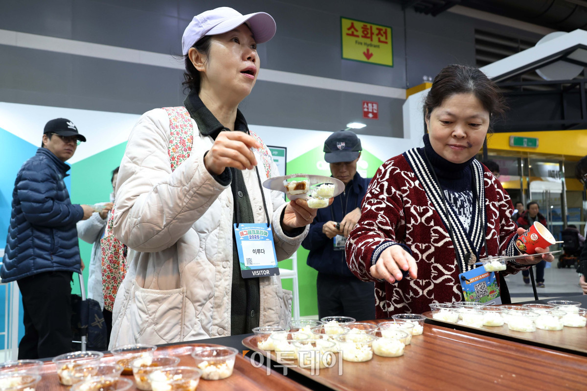 ▲19일 서울 양재 aT센터 제1전시장에서 열린 에그테크코리아 2025(EggTech Korea 2025)에서 관람객들이 부스를 둘러보고 있다. 21일까지 열리는 에그테크 코리아 2025는 '계란·미래·K-푸드·웰니스'를 키워드로 스마트 양계 기술부터 동물복지, 친환경 패키징, 건강한 먹거리까지 계란 산업 전반을 만나볼 수 있다. 고이란 기자 photorean@