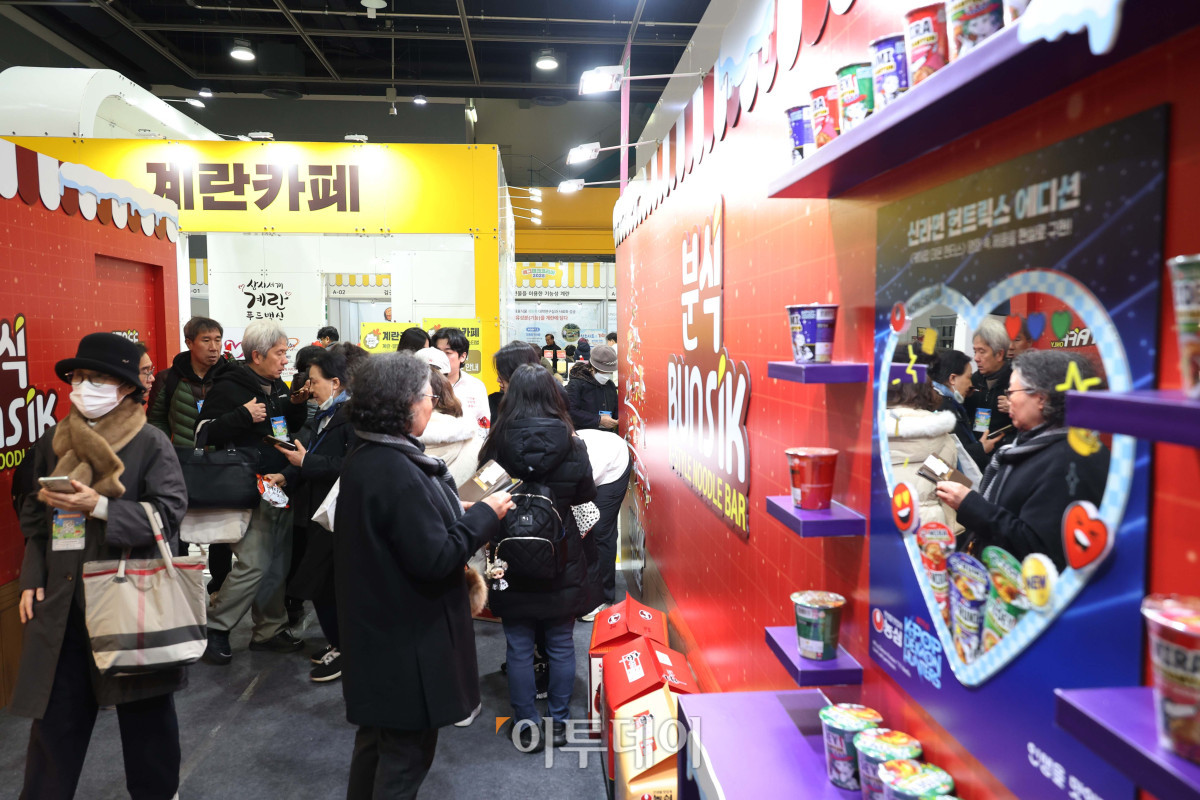 ▲19일 서울 양재 aT센터 제1전시장에서 열린 에그테크코리아 2025(EggTech Korea 2025)에서 관람객들이 부스를 둘러보고 있다. 21일까지 열리는 에그테크 코리아 2025는 '계란·미래·K-푸드·웰니스'를 키워드로 스마트 양계 기술부터 동물복지, 친환경 패키징, 건강한 먹거리까지 계란 산업 전반을 만나볼 수 있다. 고이란 기자 photorean@