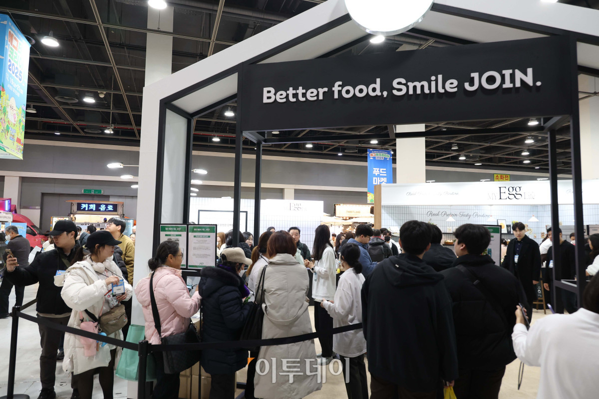 ▲19일 서울 양재 aT센터 제1전시장에서 열린 에그테크코리아 2025(EggTech Korea 2025)에서 관람객들이 부스를 둘러보고 있다. 21일까지 열리는 에그테크 코리아 2025는 '계란·미래·K-푸드·웰니스'를 키워드로 스마트 양계 기술부터 동물복지, 친환경 패키징, 건강한 먹거리까지 계란 산업 전반을 만나볼 수 있다. 고이란 기자 photorean@