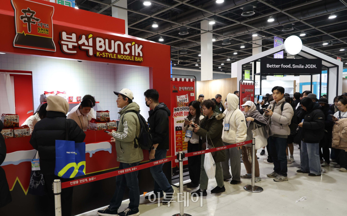 ▲19일 서울 양재 aT센터 제1전시장에서 열린 에그테크코리아 2025(EggTech Korea 2025)에서 관람객들이 부스를 둘러보고 있다. 21일까지 열리는 에그테크 코리아 2025는 '계란·미래·K-푸드·웰니스'를 키워드로 스마트 양계 기술부터 동물복지, 친환경 패키징, 건강한 먹거리까지 계란 산업 전반을 만나볼 수 있다. 고이란 기자 photorean@