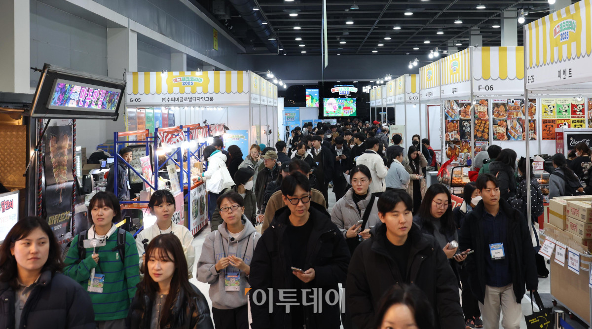 ▲19일 서울 양재 aT센터 제1전시장에서 열린 에그테크코리아 2025(EggTech Korea 2025)에서 관람객들이 부스를 둘러보고 있다. 21일까지 열리는 에그테크 코리아 2025는 '계란·미래·K-푸드·웰니스'를 키워드로 스마트 양계 기술부터 동물복지, 친환경 패키징, 건강한 먹거리까지 계란 산업 전반을 만나볼 수 있다. 고이란 기자 photorean@