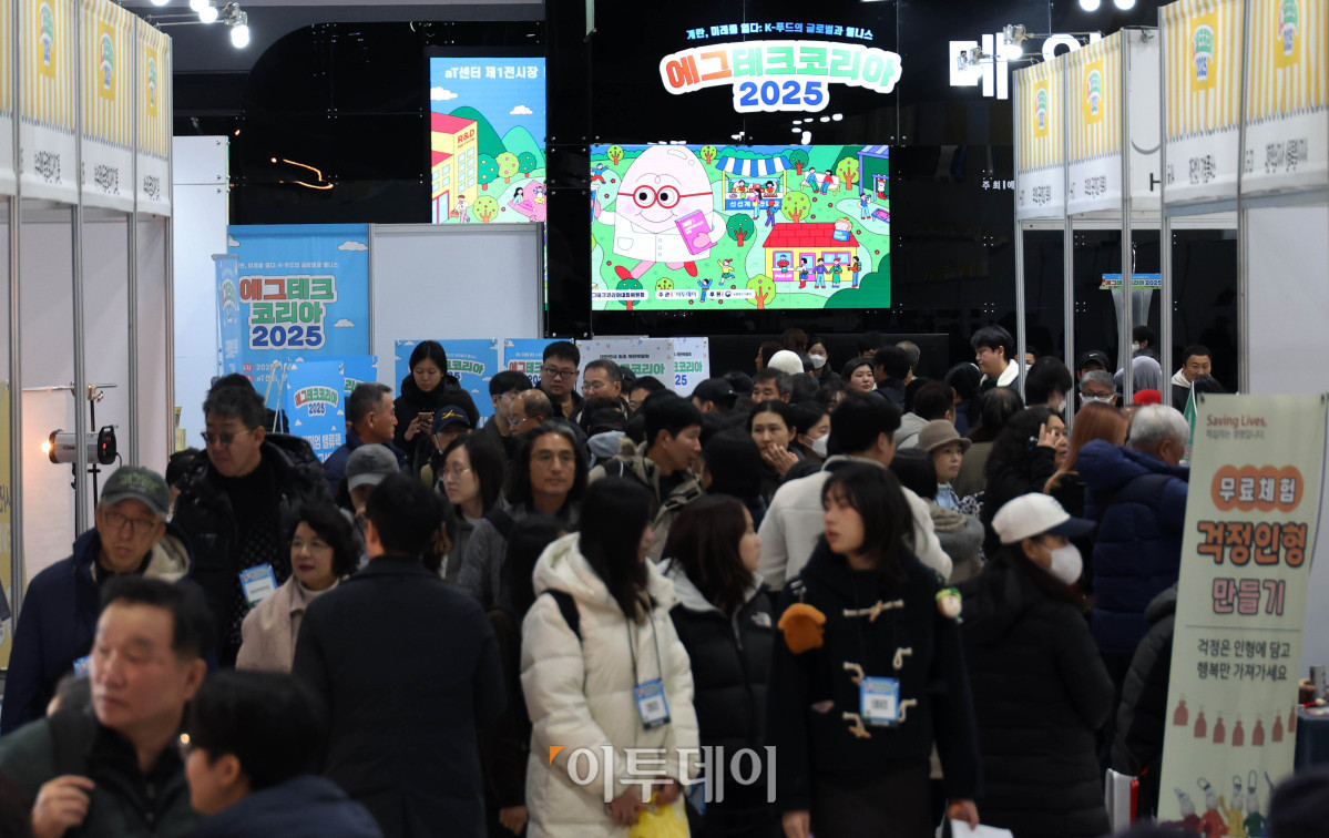 ▲19일 서울 양재 aT센터 제1전시장에서 열린 에그테크코리아 2025(EggTech Korea 2025)에서 관람객들이 부스를 둘러보고 있다. 21일까지 열리는 에그테크 코리아 2025는 '계란·미래·K-푸드·웰니스'를 키워드로 스마트 양계 기술부터 동물복지, 친환경 패키징, 건강한 먹거리까지 계란 산업 전반을 만나볼 수 있다. 고이란 기자 photorean@