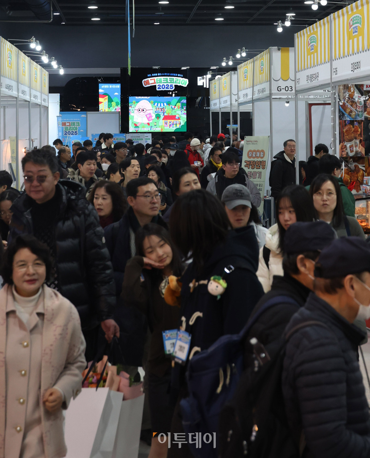 ▲19일 서울 양재 aT센터 제1전시장에서 열린 에그테크코리아 2025(EggTech Korea 2025)에서 관람객들이 부스를 둘러보고 있다. 21일까지 열리는 에그테크 코리아 2025는 '계란·미래·K-푸드·웰니스'를 키워드로 스마트 양계 기술부터 동물복지, 친환경 패키징, 건강한 먹거리까지 계란 산업 전반을 만나볼 수 있다. 고이란 기자 photorean@