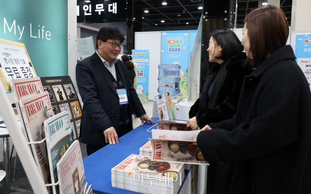 ▲신동민 이투데이피엔씨 대표가 19일 서울 양재 aT센터 제1전시장에서 열린 에그테크코리아 2025(EggTech Korea 2025)에서 브라보 마이 라이프 부스를 소개하고 있다. 21일까지 열리는 에그테크 코리아 2025는 '계란·미래·K-푸드·웰니스'를 키워드로 스마트 양계 기술부터 동물복지, 친환경 패키징, 건강한 먹거리까지 계란 산업 전반을 만나볼 수 있다. 고이란 기자 photorean@