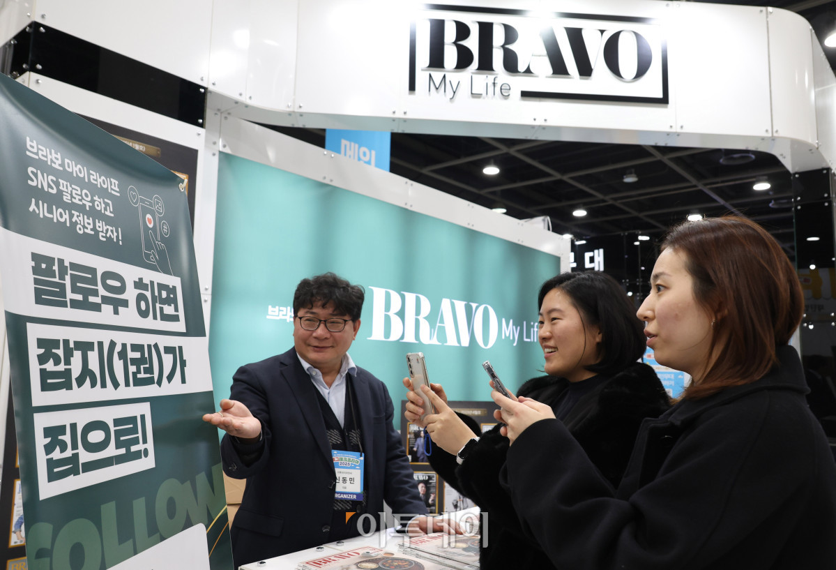 ▲신동민 이투데이피엔씨 대표가 19일 서울 양재 aT센터 제1전시장에서 열린 에그테크코리아 2025(EggTech Korea 2025)에서 브라보 마이 라이프 부스를 소개하고 있다. 21일까지 열리는 에그테크 코리아 2025는 '계란·미래·K-푸드·웰니스'를 키워드로 스마트 양계 기술부터 동물복지, 친환경 패키징, 건강한 먹거리까지 계란 산업 전반을 만나볼 수 있다. 고이란 기자 photorean@