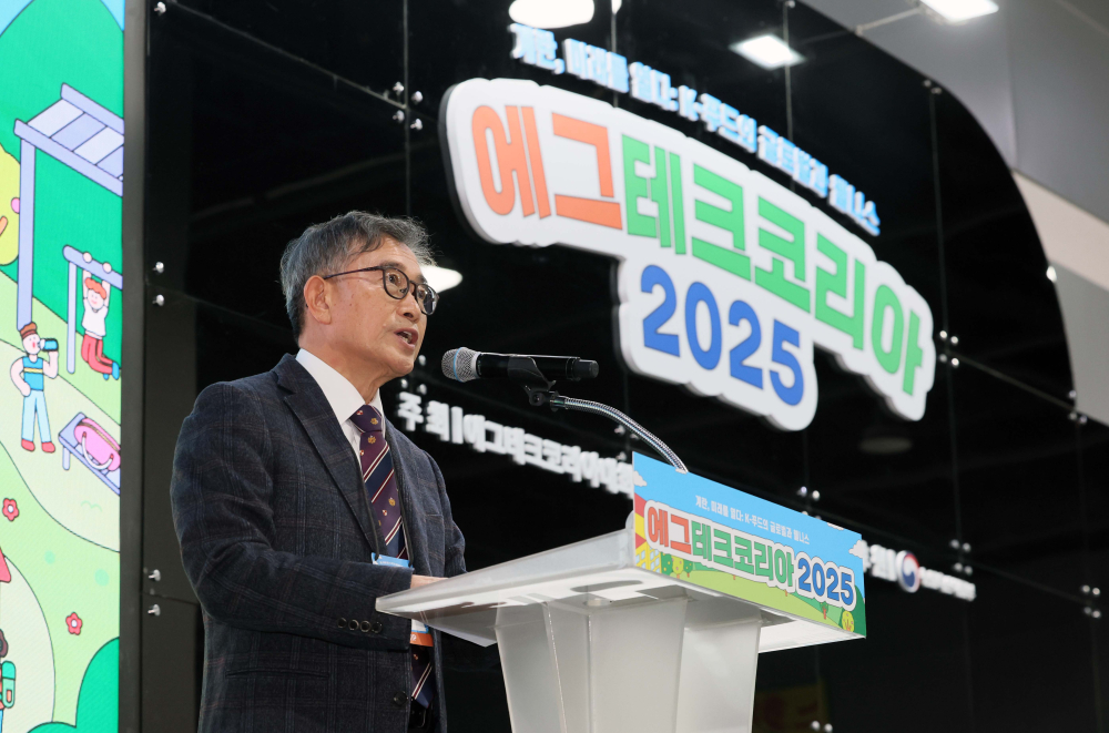 ▲19일 서울 서초구 aT센터에서 열린 ‘에그테크코리아 2025’(EggTech Korea 2025)에서 한재용 서울대 교수가 에그테크 심포지움 개회사를 하고있다. 이투데이가 주최하는 '에그테크코리아 2025'는 스마트양계·스마트팜 기술, 동물복지 및 HACCP 생산공정, 로컬푸드 개발, 친환경 패키징, 유정란·디저트 등 건강한 먹거리 산업의 전 과정을 대중에 공개하는 국내 최초의 전시회로 21일 까지 진행된다. 이번 행사는 ‘계란·미래·K 푸드·웰니스’를 핵심 키워드로, 60개사 100부스가 참여하는 대규모 B2C·B2B 융합형 페스티벌로 꾸며진다. 1270만 구독자를 보유한 국내 대표 먹방 크리에이터 쯔양이 홍보대사로 나서며, 의학 유튜브 채널 ‘닥터프렌즈’(140만 구독자)와 '닥터딩요'(81만 구독자)가 건강·식품안전 관련 토크콘서트에 참여한다. 신태현 기자 holjjak@ (이투데이DB)