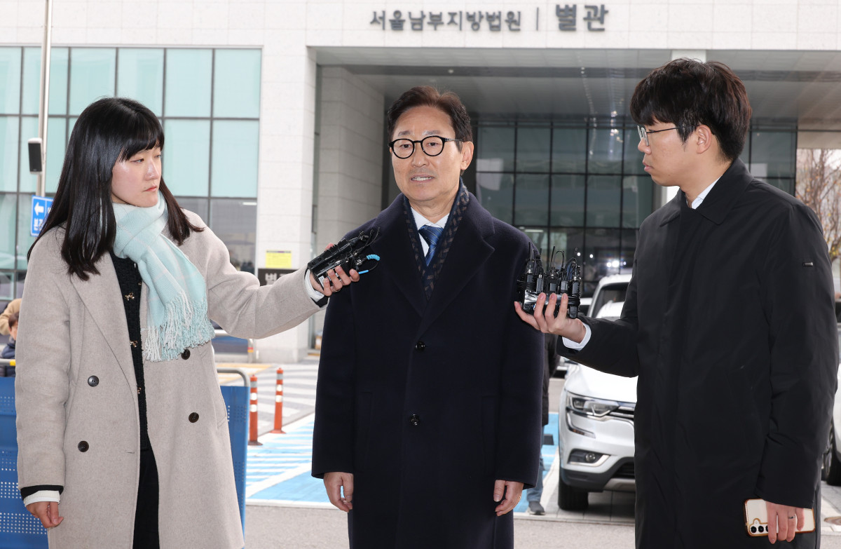 ▲국회 '패스트트랙 충돌' 사건에 연루된 더불어민주당 박범계 의원이 19일 서울 양천구 서울남부지법에서 열린 1심 선고 공판에 출석하고 있다. (연합뉴스)