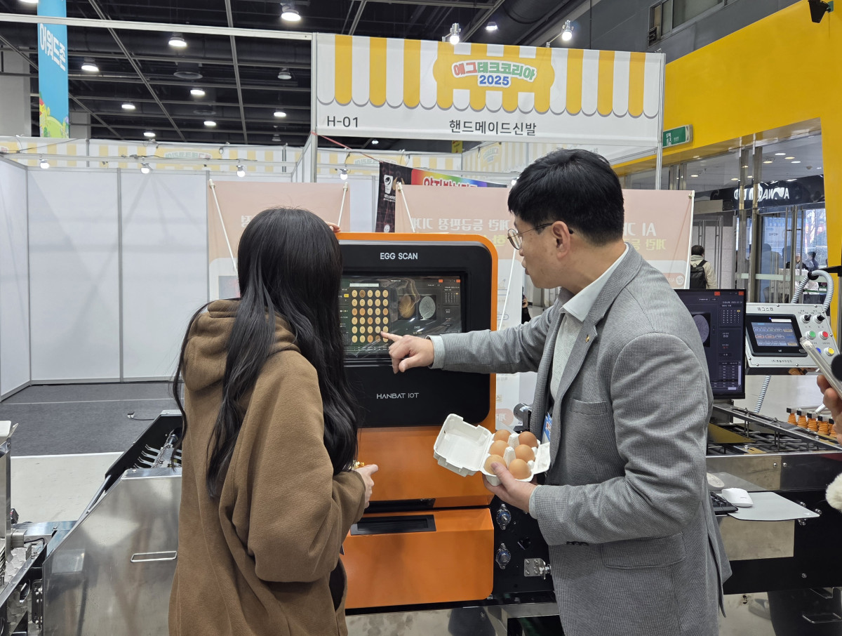 ▲19일 서울 양재 aT센터 제1전시장에서 에그테크코리아 2025(EggTech Korea 2025) 공식 앰배서더 쯔양이 '축산물품질평가원' 부스에서  관계자의 설명을 듣고 있다.  (사진 = 전아현 기자 cahyun@)