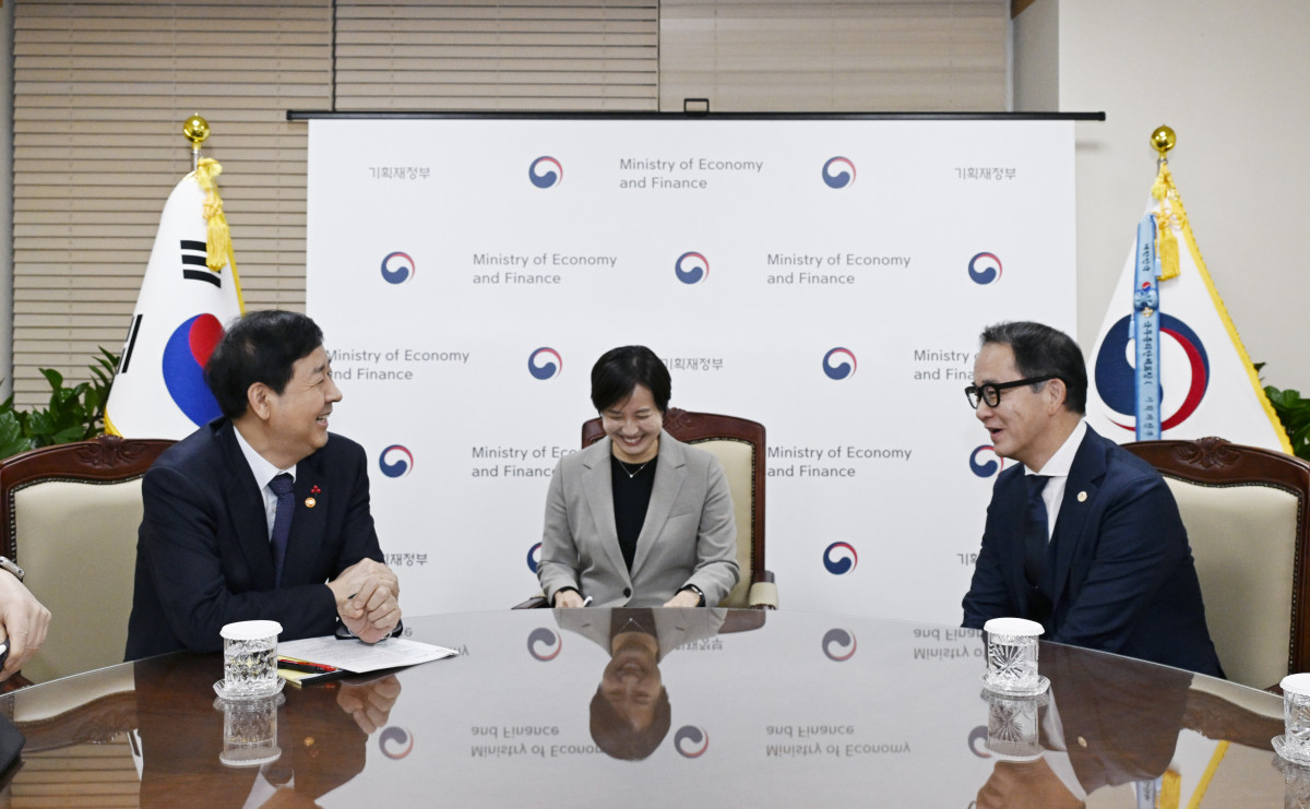 ▲구윤철 부총리 겸 기획재정부 장관이 12월 18일 오후 서울 종로구 정부서울청사에서 연례협의차 방한한 야수토 와타나베 아세안+3 역내 거시경제 조사기구(AMRO) 소장의 예방을 받고 면담을 하고 있다. (기획재정부)